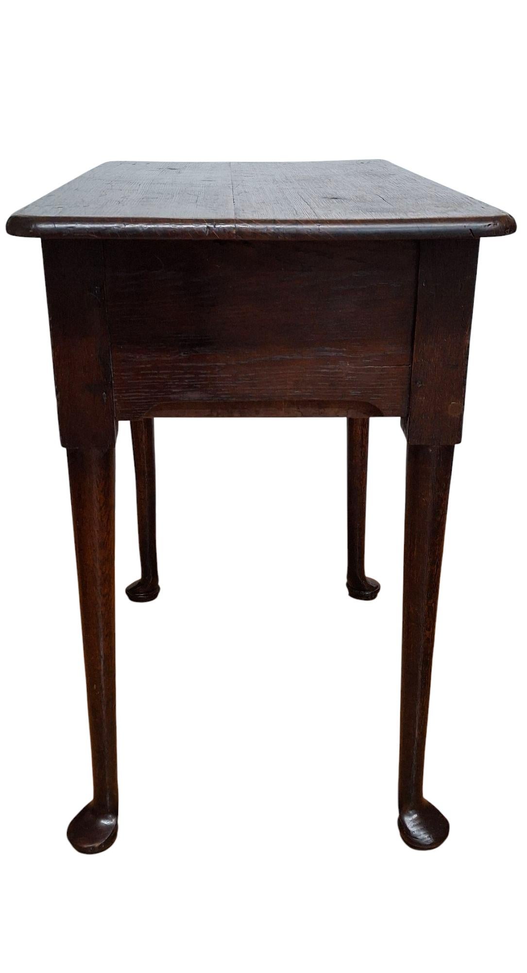 Laiton Lowboy en Oak Queen Anne du 18e siècle en vente