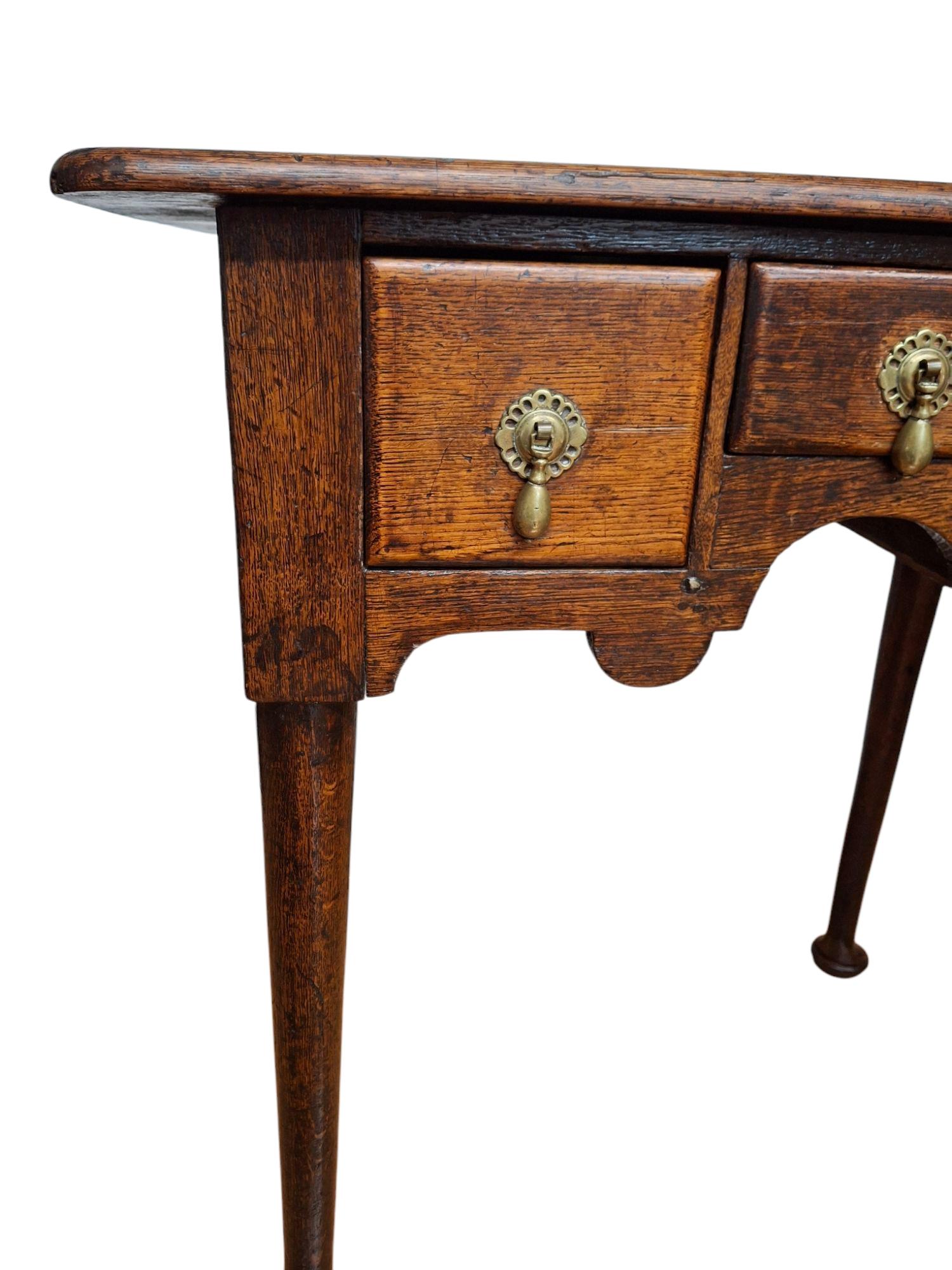 Lowboy en Oak Queen Anne du 18e siècle en vente 2
