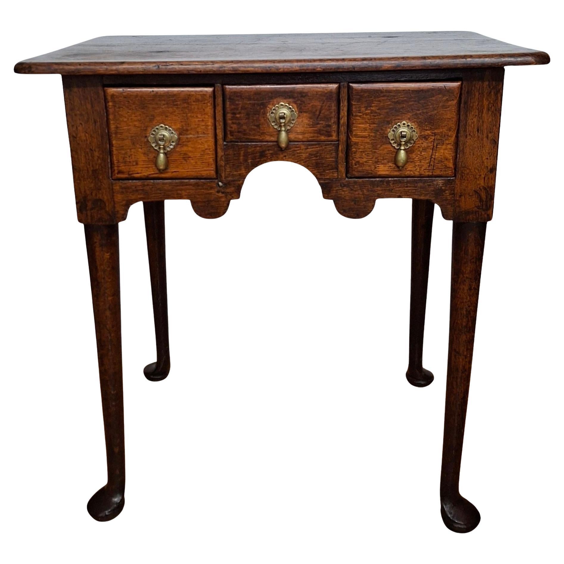 Queen Anne Eiche Lowboy aus dem 18.