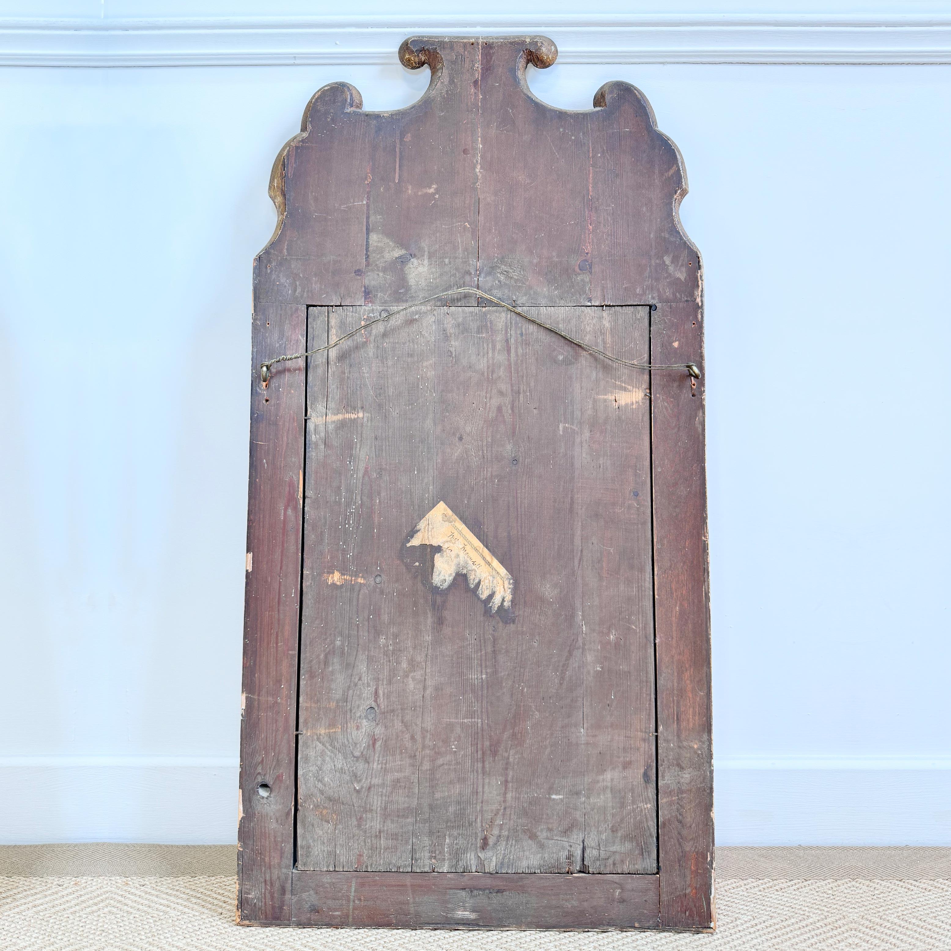 Fatto a mano Specchio floreale in stile Queen Anne del XVIII secolo in vendita