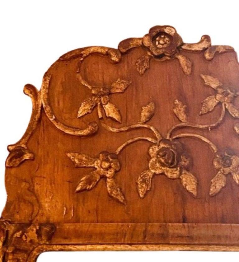 Miroir en noyer et bois doré Queen Anne du XVIIIe siècle, vers 1750. Cet élégant miroir d'époque présente une large couronne à bordure cannelée et légèrement incurvée vers l'arrière, avec des rinceaux d'arabesque feuillus appliqués, sculptés et