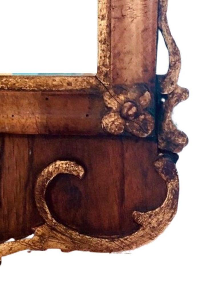 Sculpté à la main Miroir en noyer et bois doré du XVIIIe siècle de Queen Anne, vers 1750 en vente
