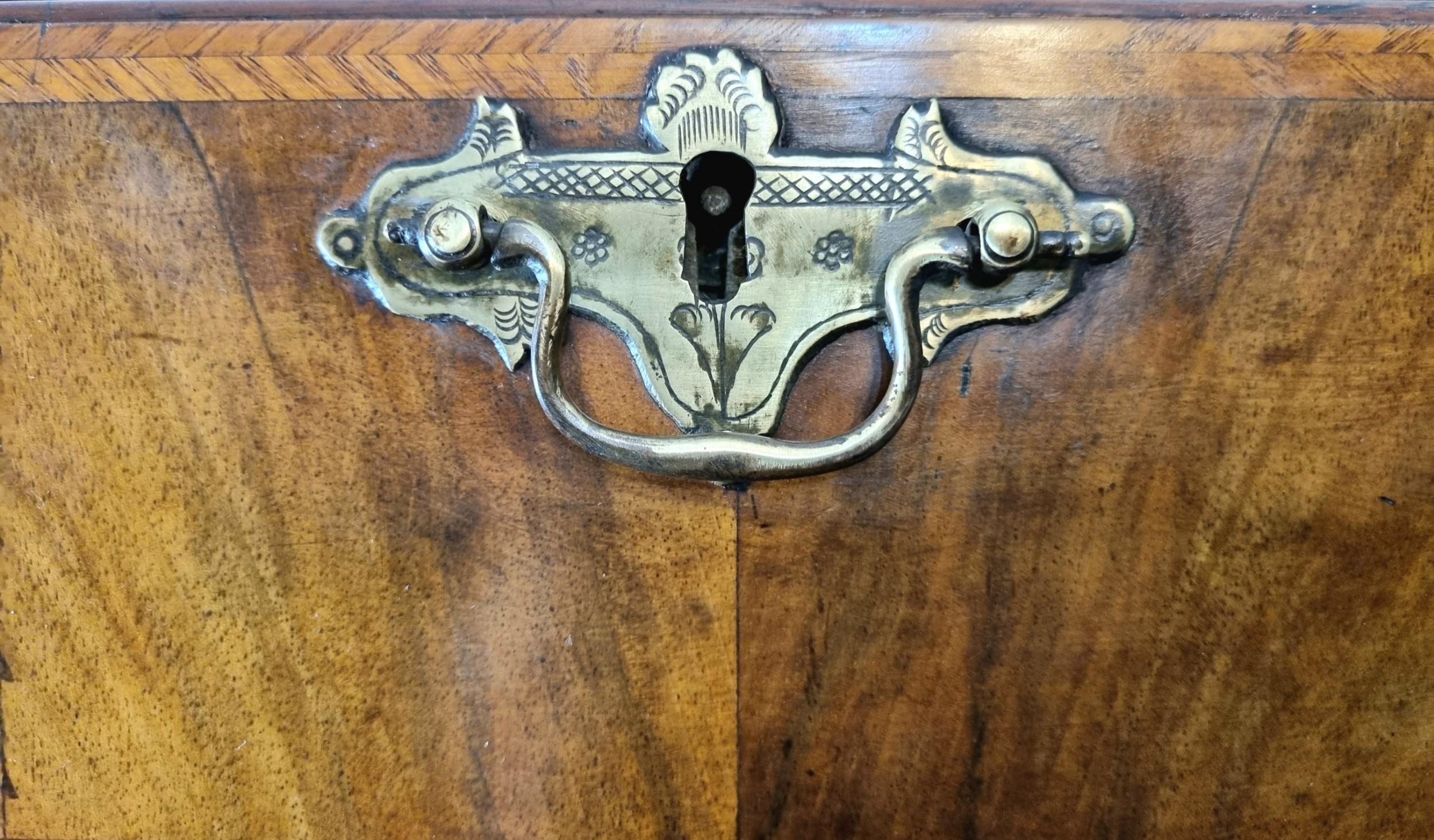 18th Century Queen Anne Walnut Chest On Stand In Good Condition In Hoddesdon, GB