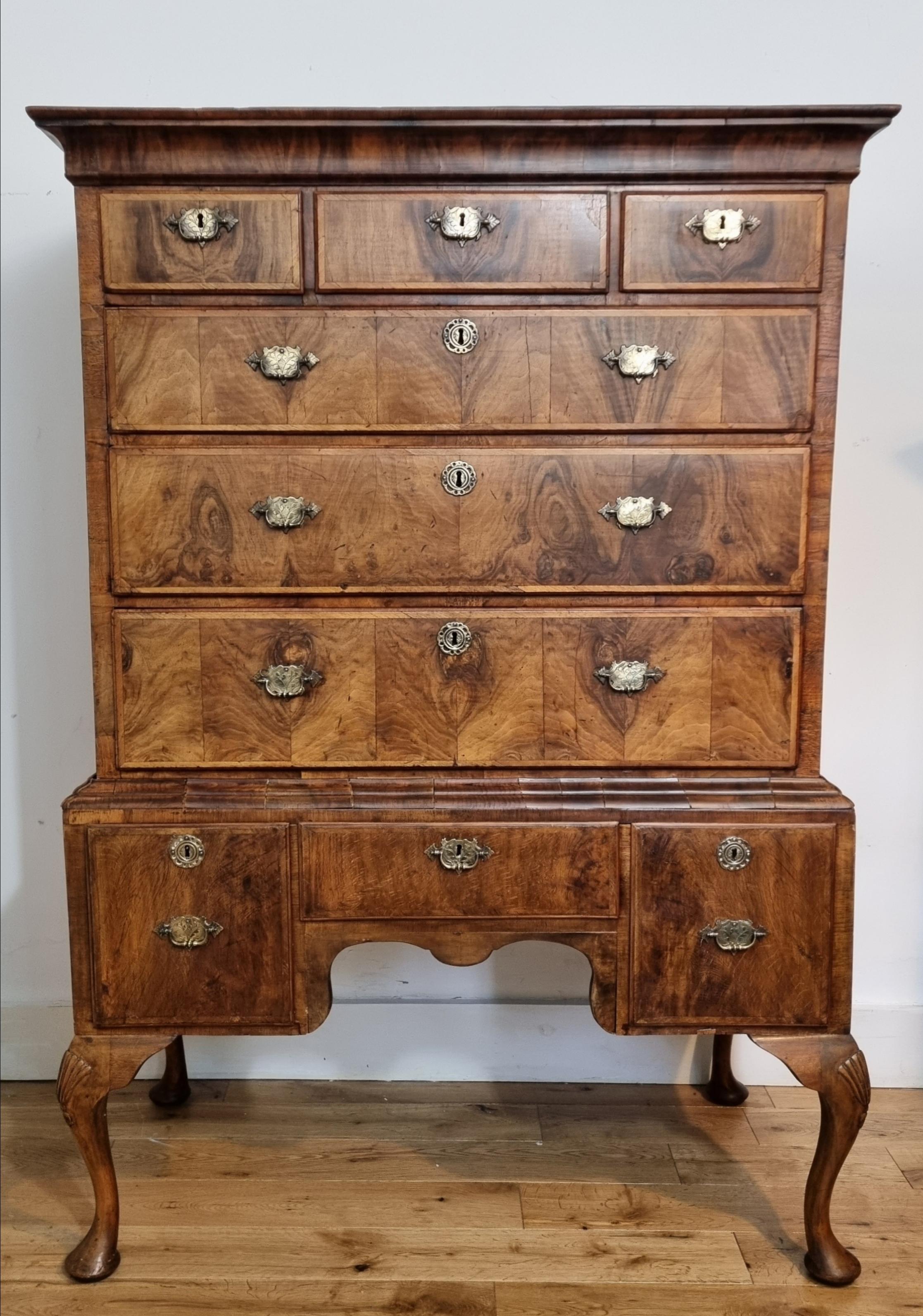 Eine wunderbare Nussbaumtruhe aus dem frühen 18. Jahrhundert aus der Queen-Anne-Zeit, die ihre ursprüngliche, unberührte Farbe und Patina zeigt. Er ist strukturell solide, hat leichtgängige Schubladen und ist mit abschließbaren Schubladen voll