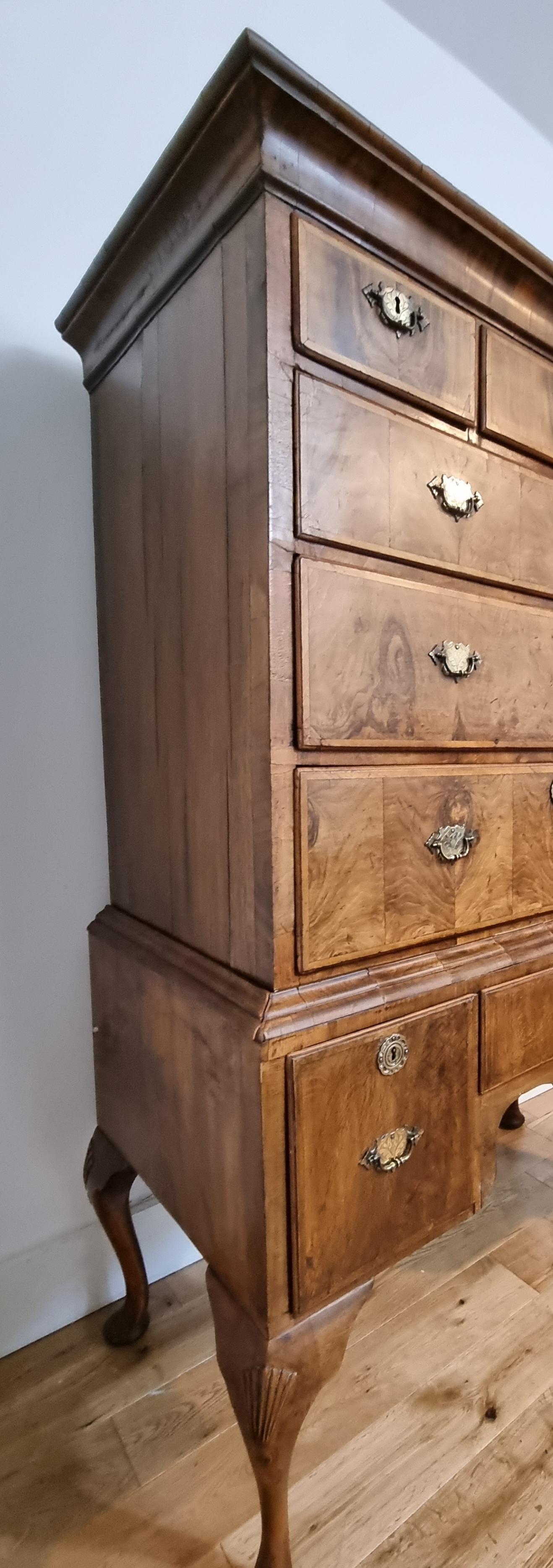 Queen Anne Nussbaumtruhe auf Stand / Highboy aus dem 18. Jahrhundert (Messing) im Angebot
