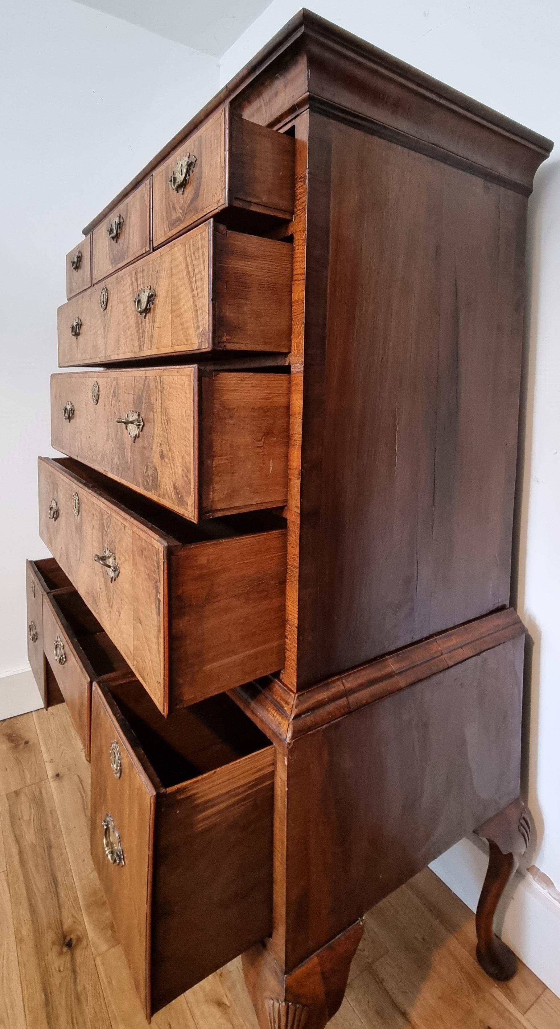 Queen Anne Nussbaumtruhe auf Stand / Highboy aus dem 18. Jahrhundert im Angebot 1