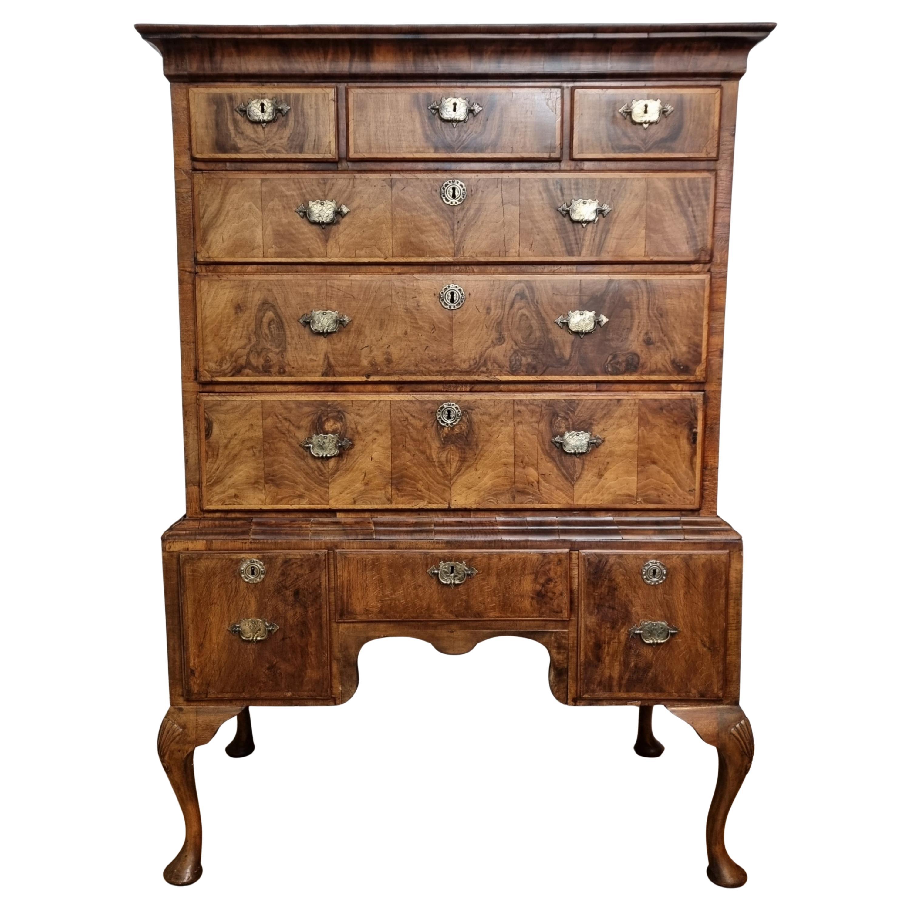 Arcón del siglo XVIII de madera de nogal de estilo Queen Anne sobre peana / Highboy