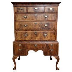 Arcón del siglo XVIII de madera de nogal de estilo Queen Anne sobre peana / Highboy