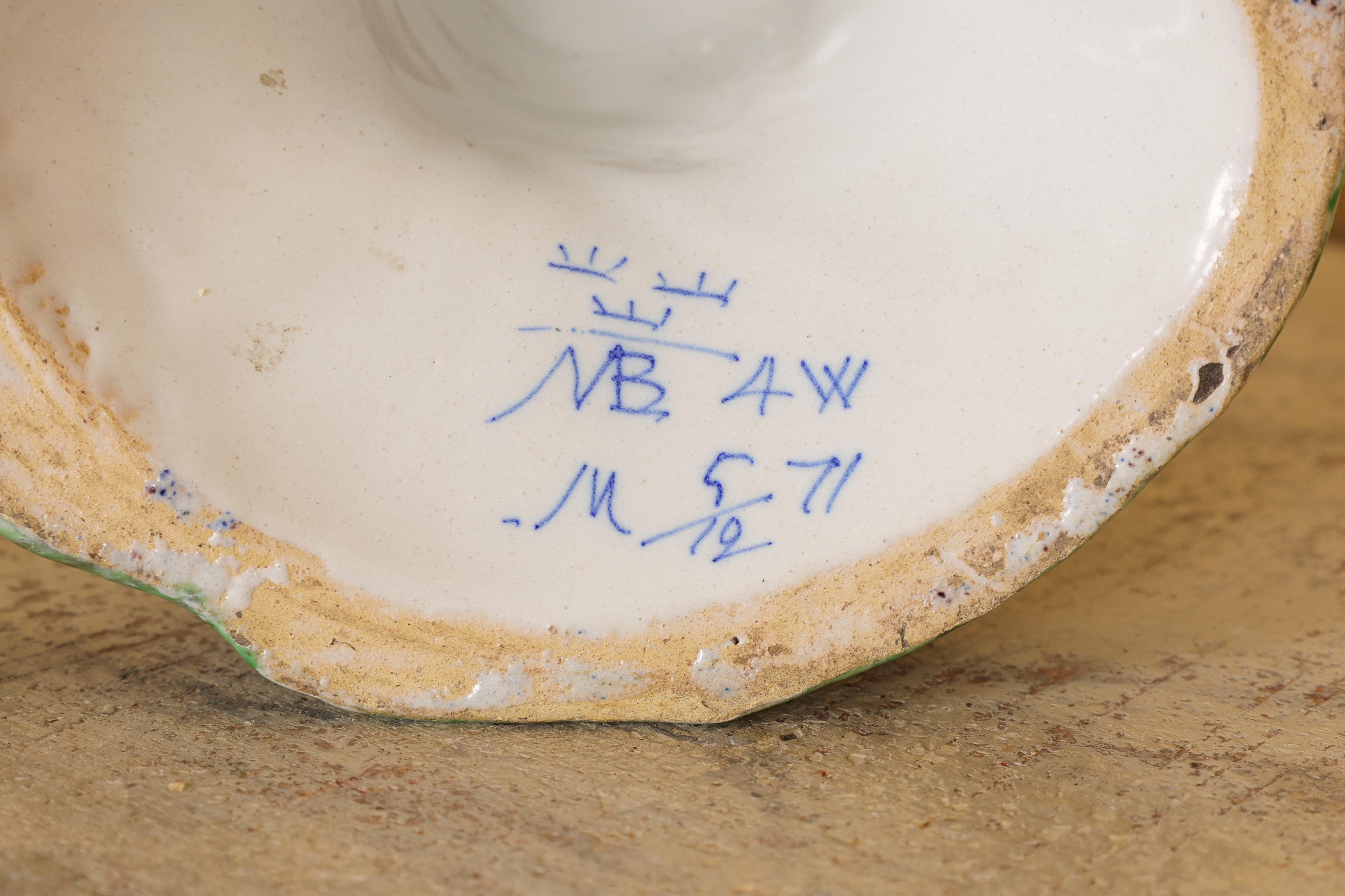 Un vaso a forma di coniglio della fabbrica svedese di maioliche di Marieberg, realizzato nel 1771 quando Pierre Berthevin era il caporeparto della fabbrica. Il vaso è dipinto con colori policromi a muffola. Firmato e datato sotto. Il coperchio è