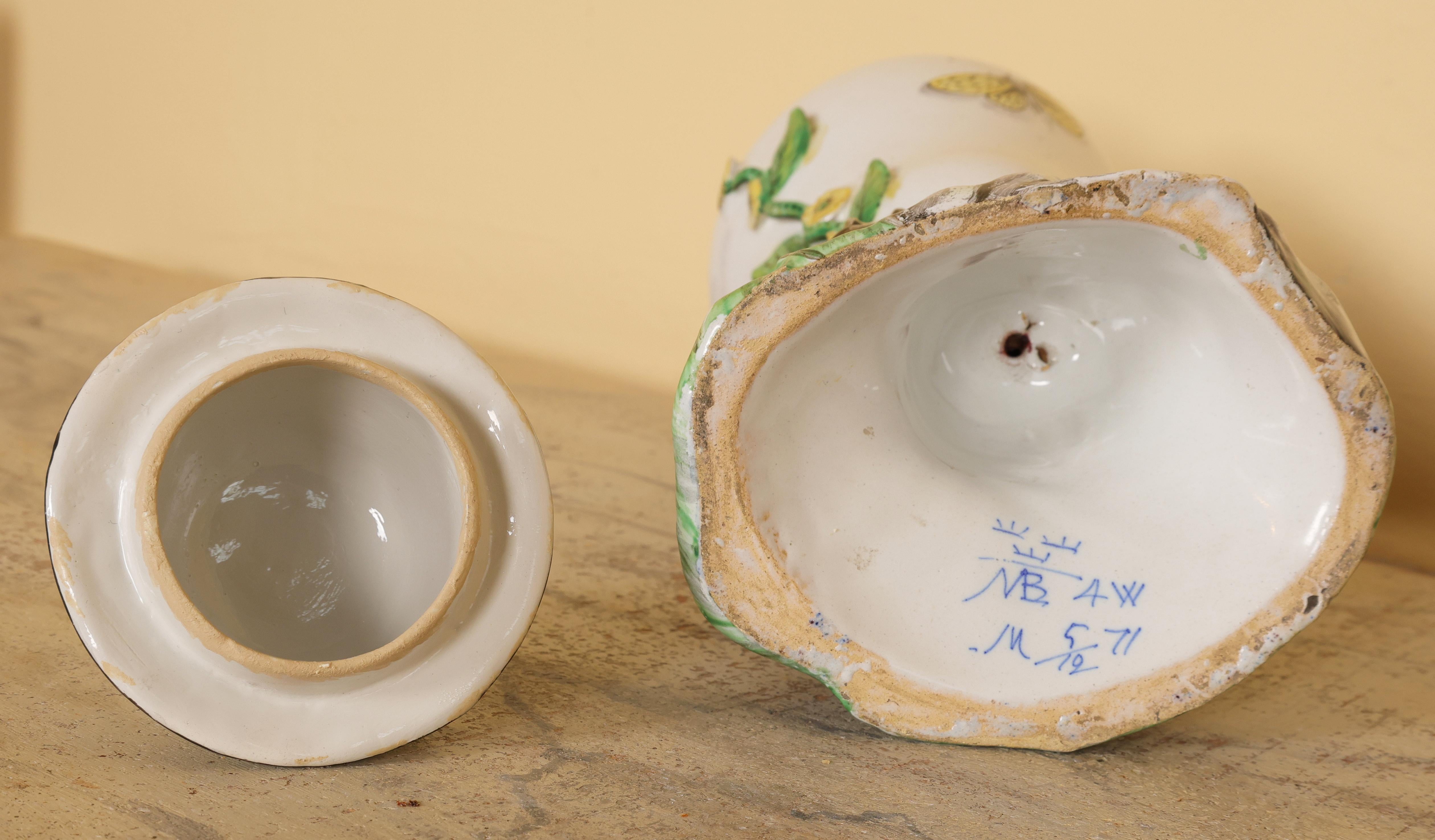 Vaso di coniglio in faience del XVIII secolo In condizioni buone in vendita a Ljungby, SE
