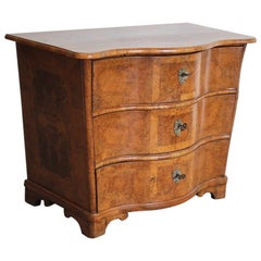 18th Century Rare Burr Walnut Serpentine Commode 18th Century Rare Burr Walnut Serpentine Commode