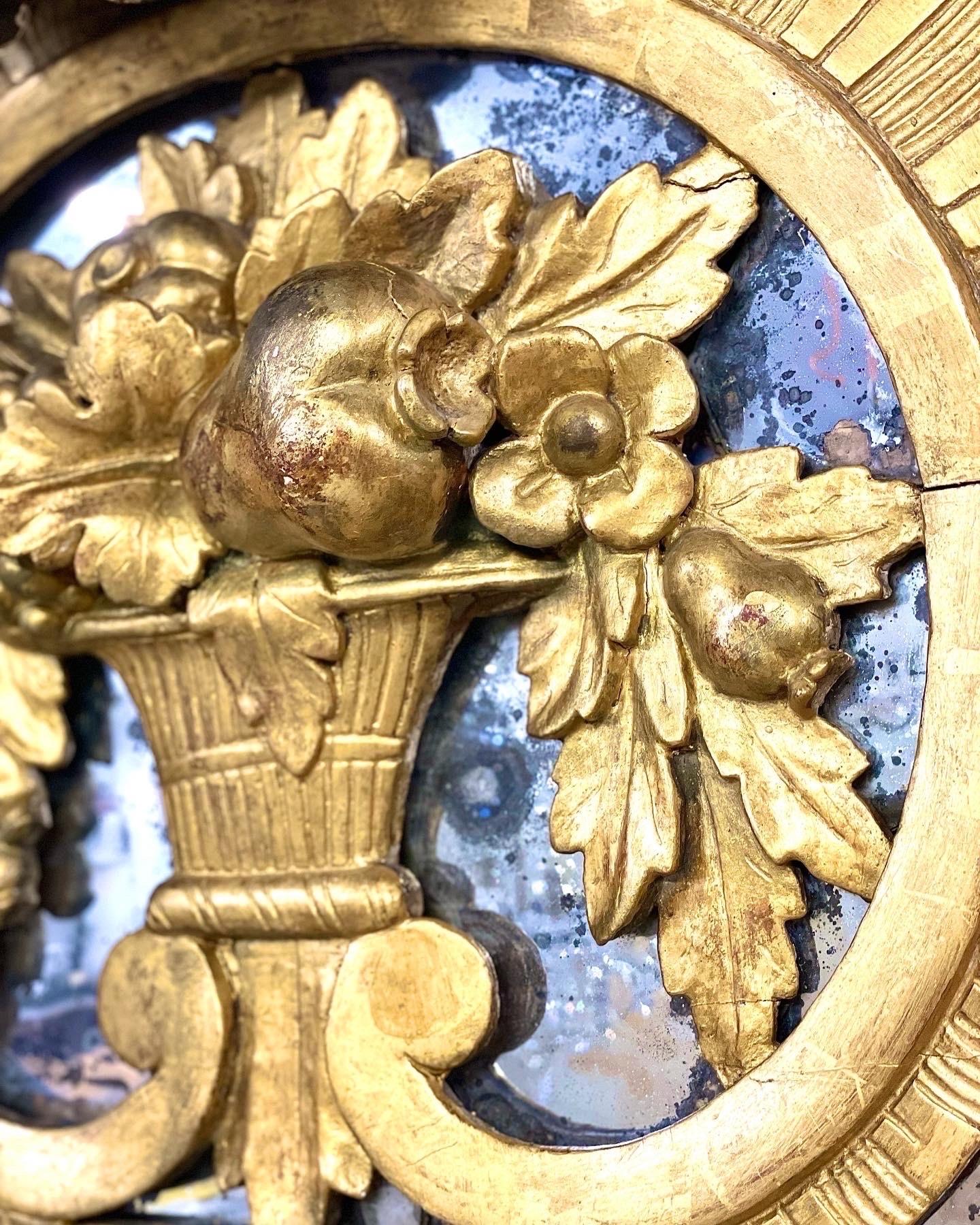 18th Century Rare Giltwood Parcloses Mirror with Wig Stand Arm For Sale 3