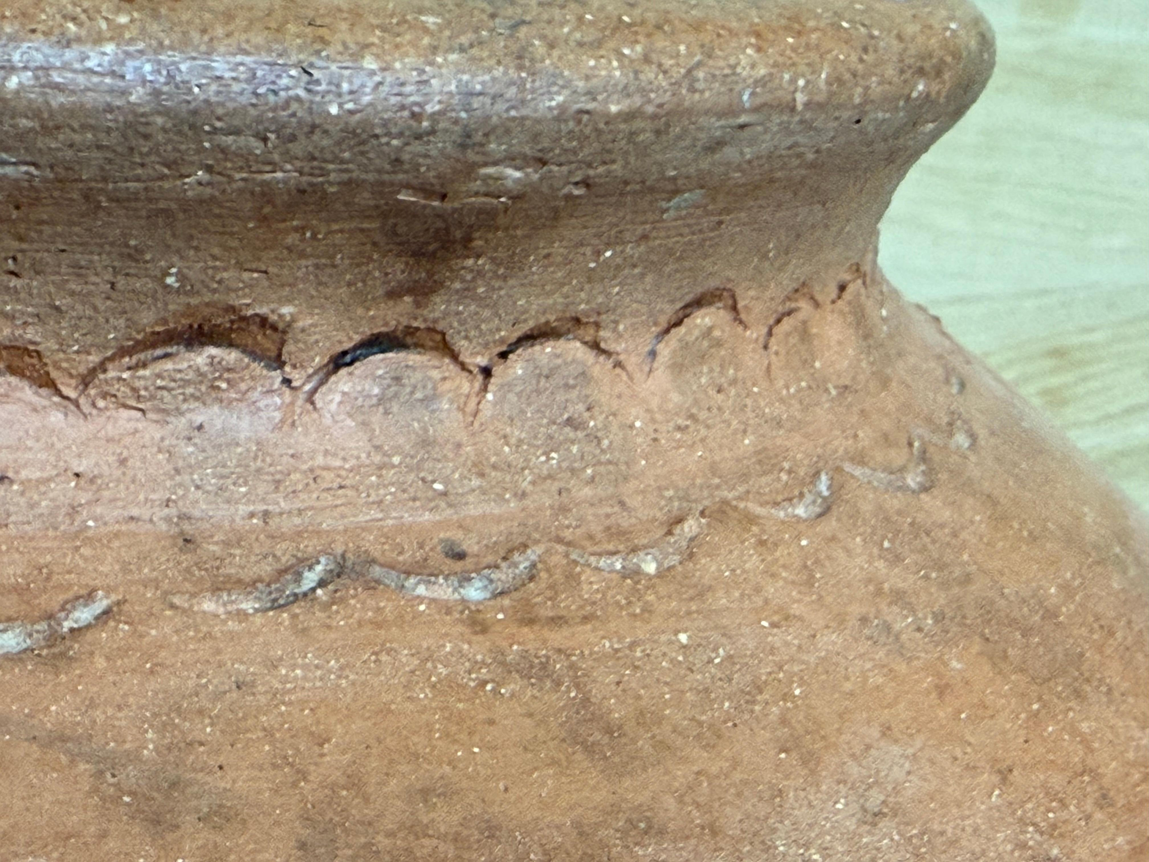 Rare grand pot à Biot en terre cuite français sculpté à la main du 18e siècle en vente 2