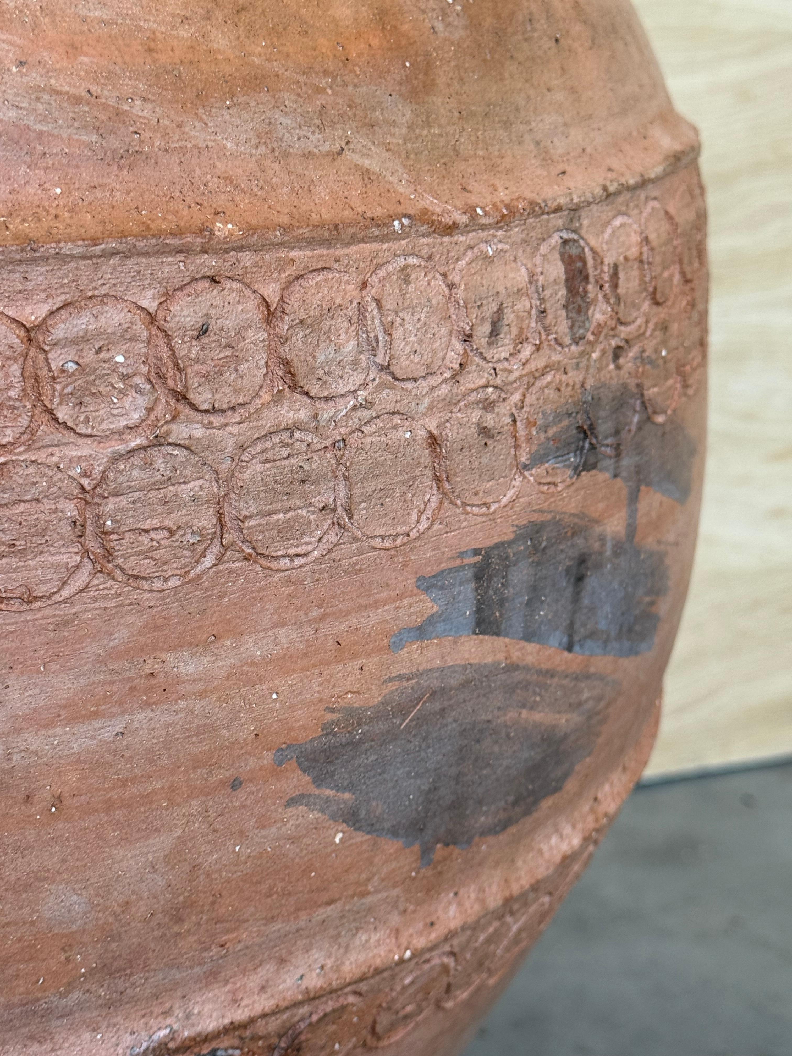 Rare grand pot à Biot en terre cuite français sculpté à la main du 18e siècle en vente 3