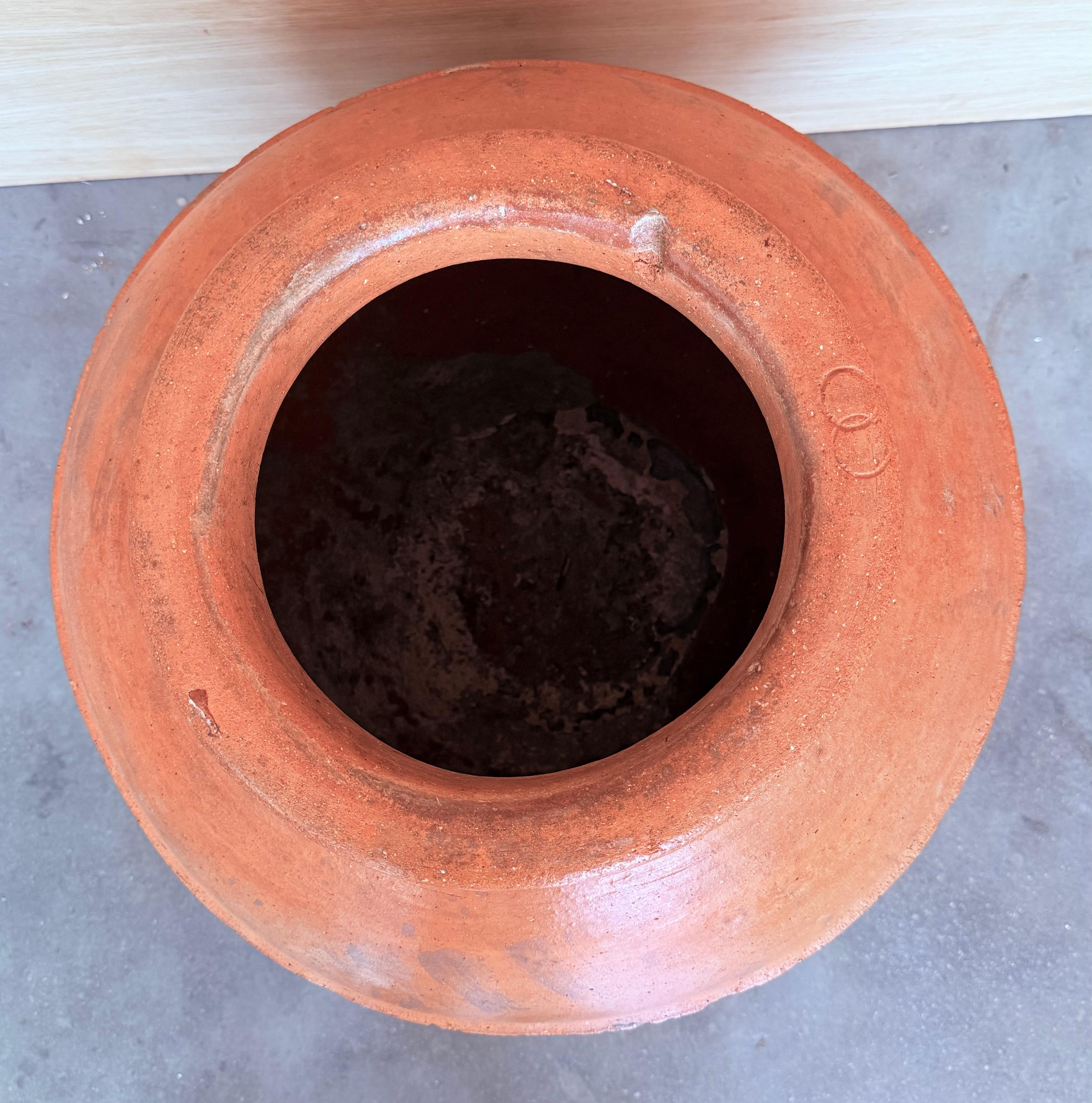 Baroque Rare grand pot à Biot en terre cuite français sculpté à la main du 18e siècle en vente