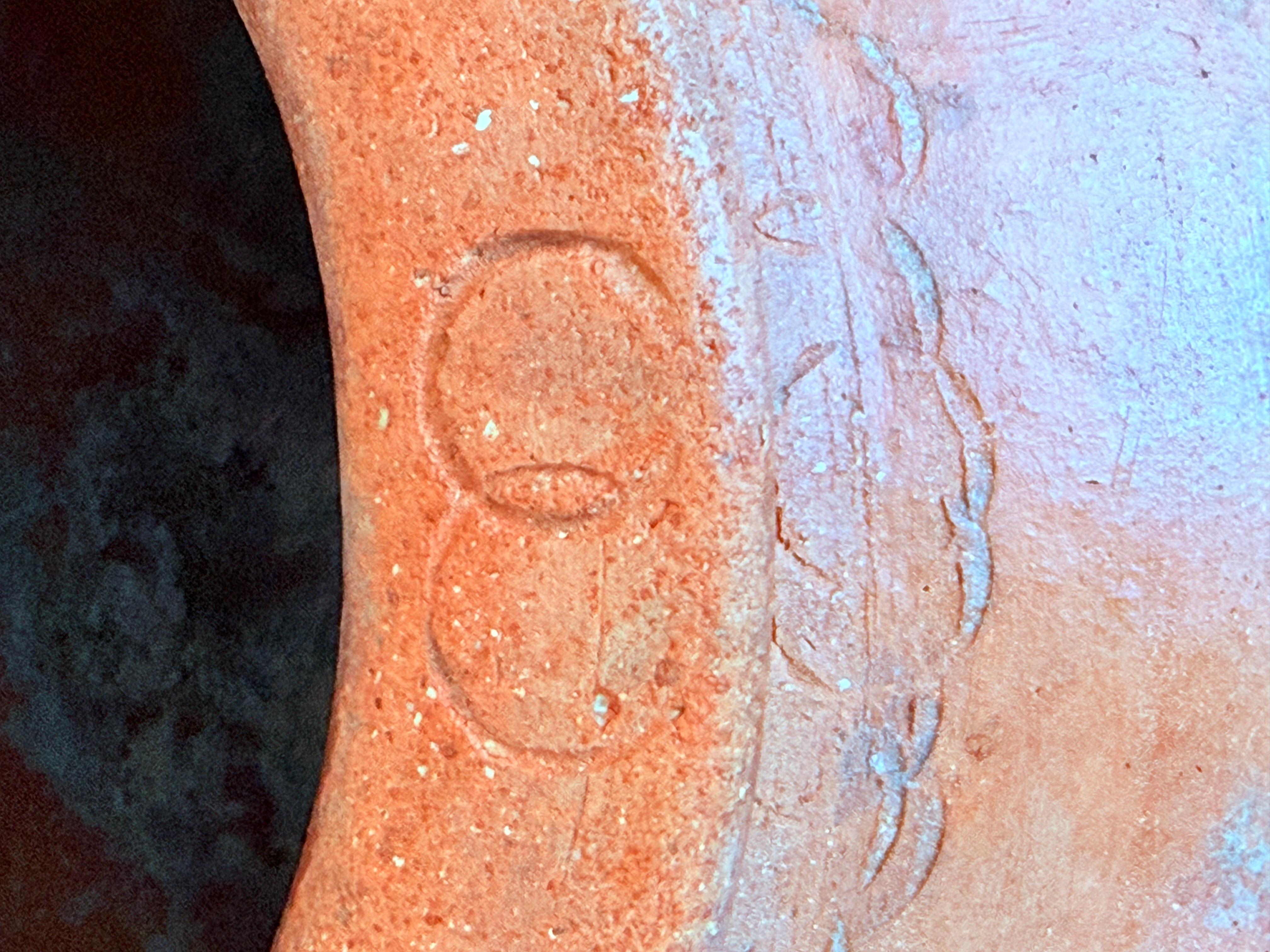 Français Rare grand pot à Biot en terre cuite français sculpté à la main du 18e siècle en vente