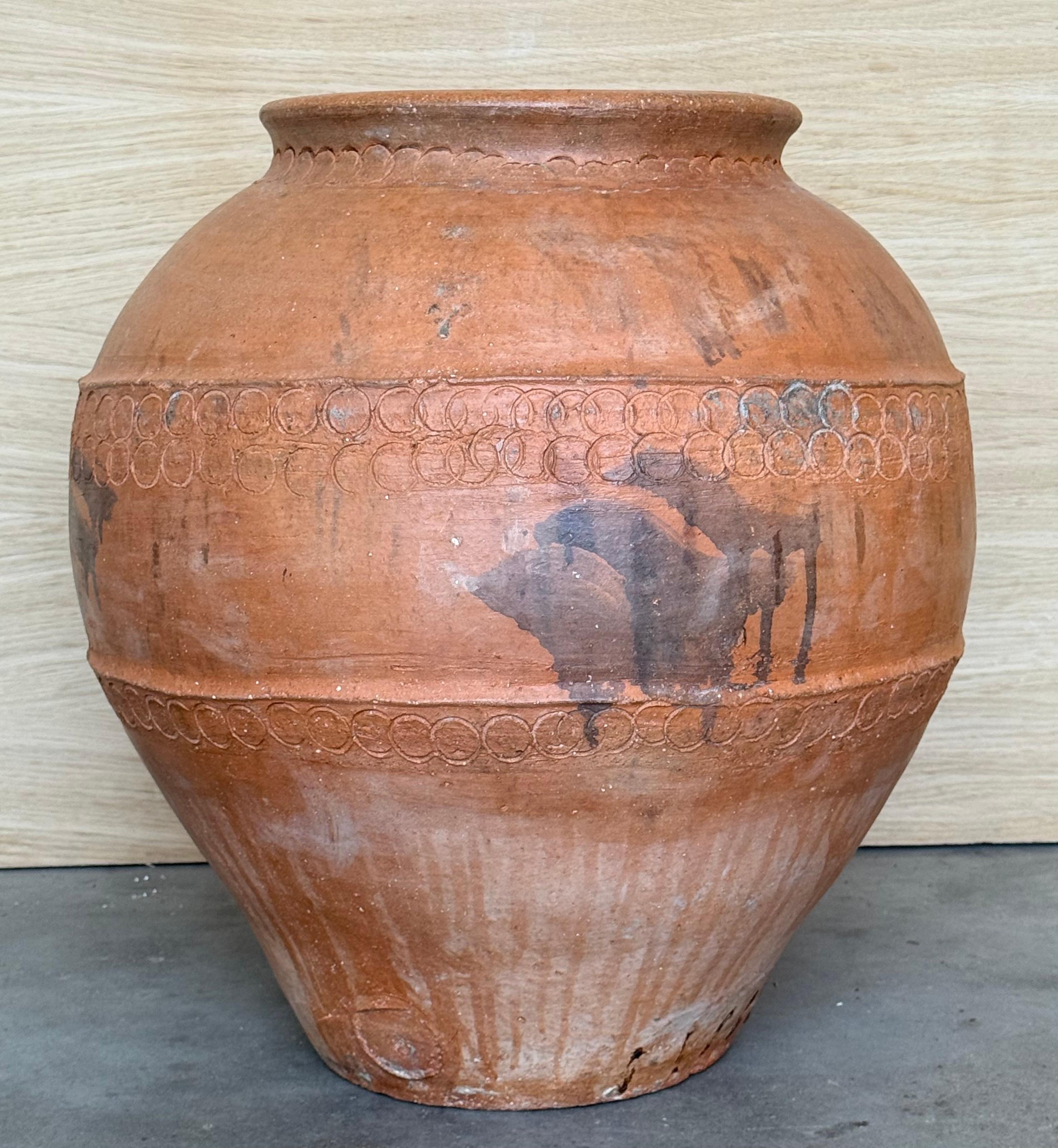 Sculpté à la main Rare grand pot à Biot en terre cuite français sculpté à la main du 18e siècle en vente