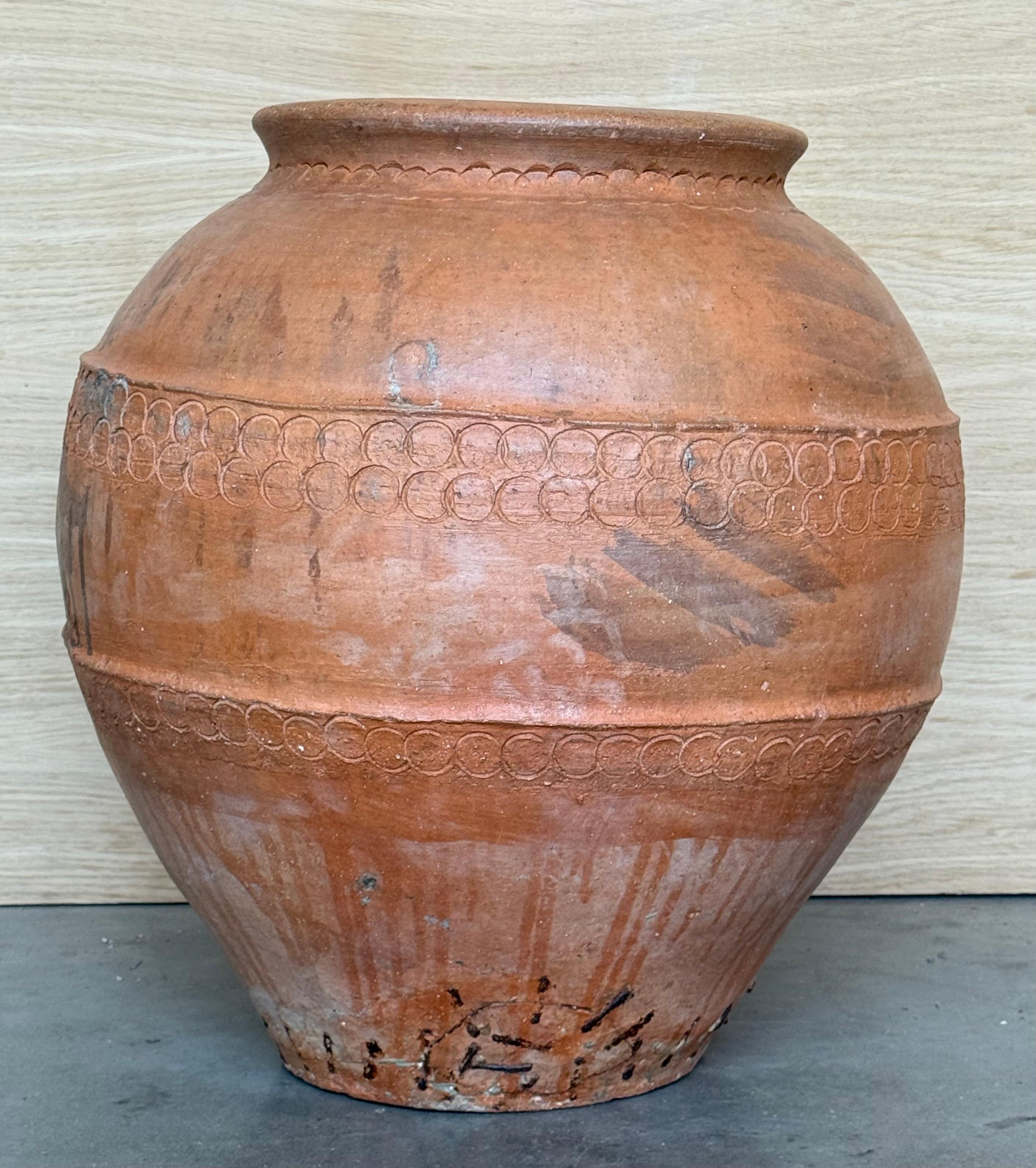 Rare grand pot à Biot en terre cuite français sculpté à la main du 18e siècle Bon état - En vente à Miami, FL