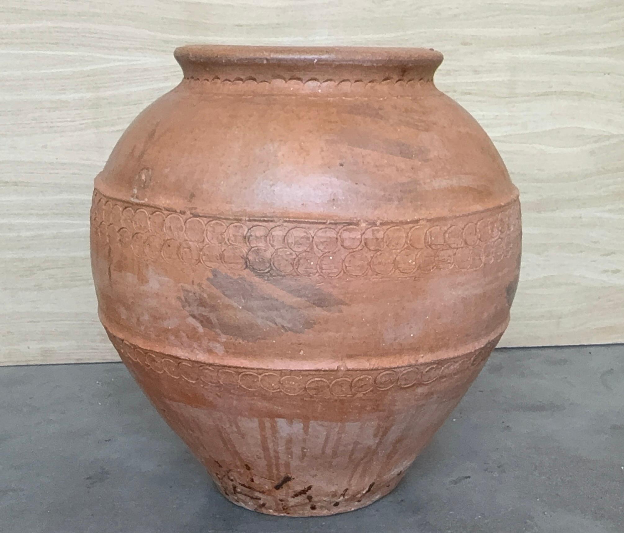 Terre cuite Rare grand pot à Biot en terre cuite français sculpté à la main du 18e siècle en vente