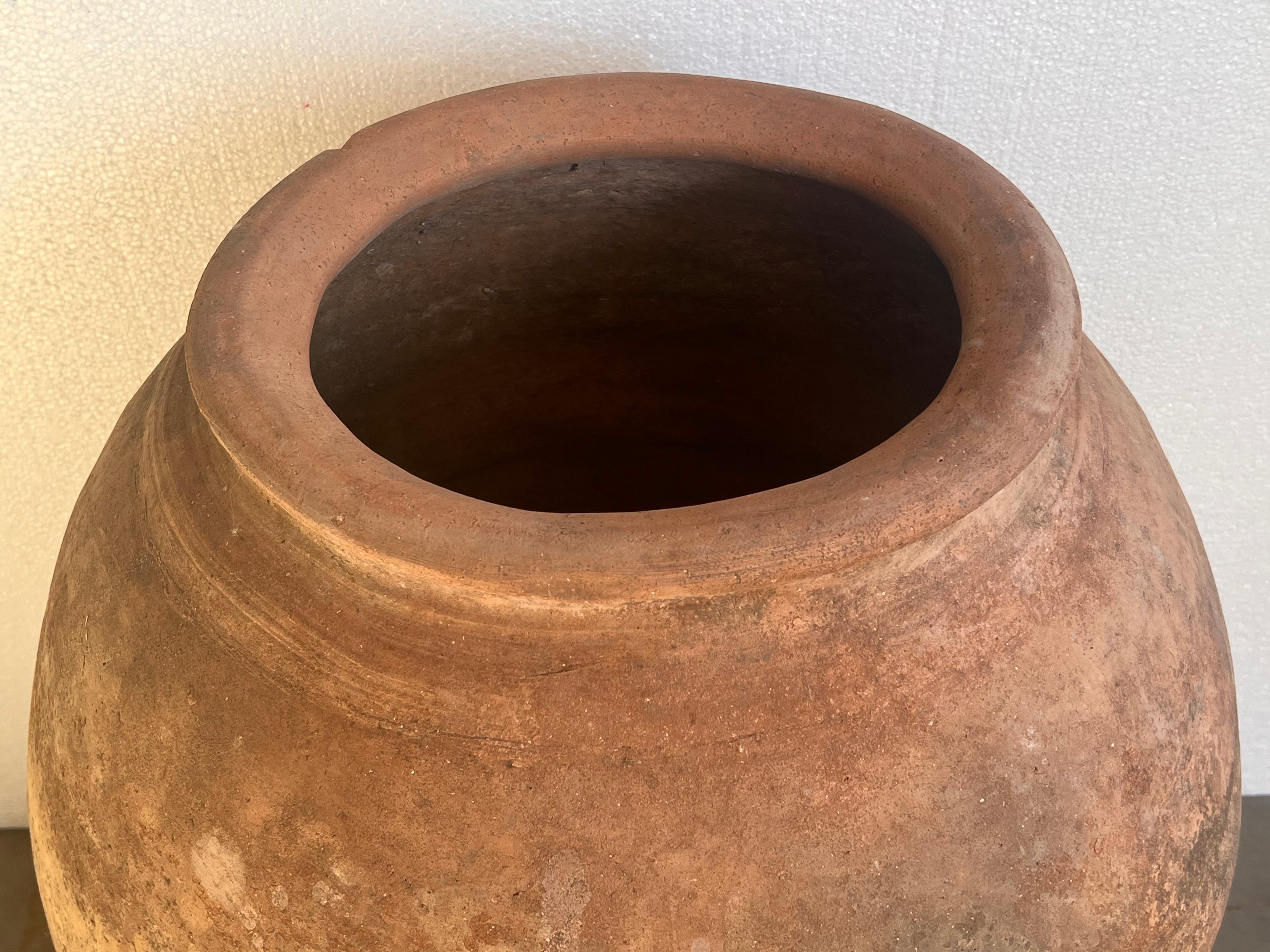 Français Rare pot à Biot français en terre cuite sculpté à la main du 18e siècle en vente