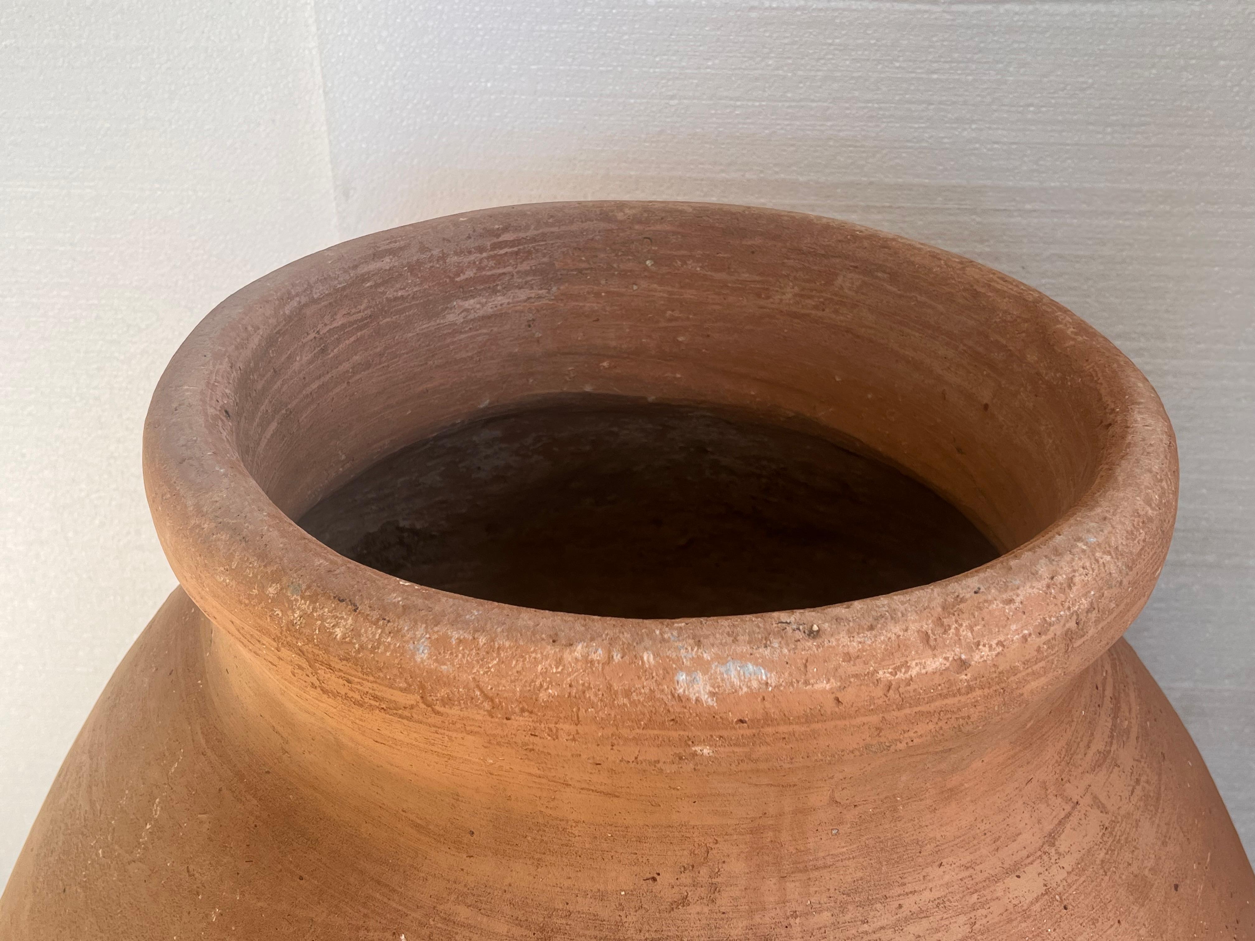 Terre cuite Rare pot à Biot français en terre cuite sculpté à la main du 18e siècle en vente