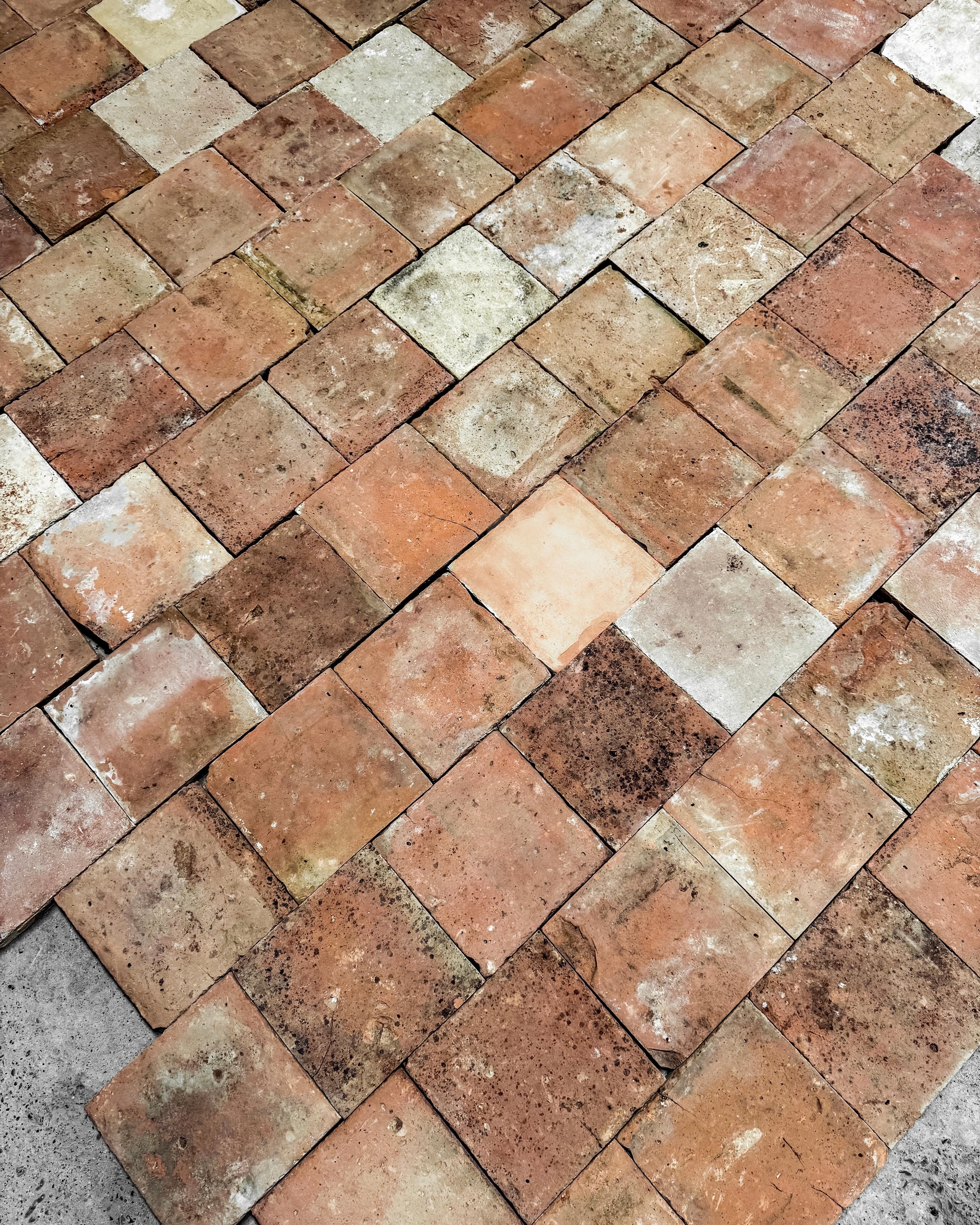 Piastrelle in terracotta francese recuperate del XVIII secolo, 68 SF in vendita 4