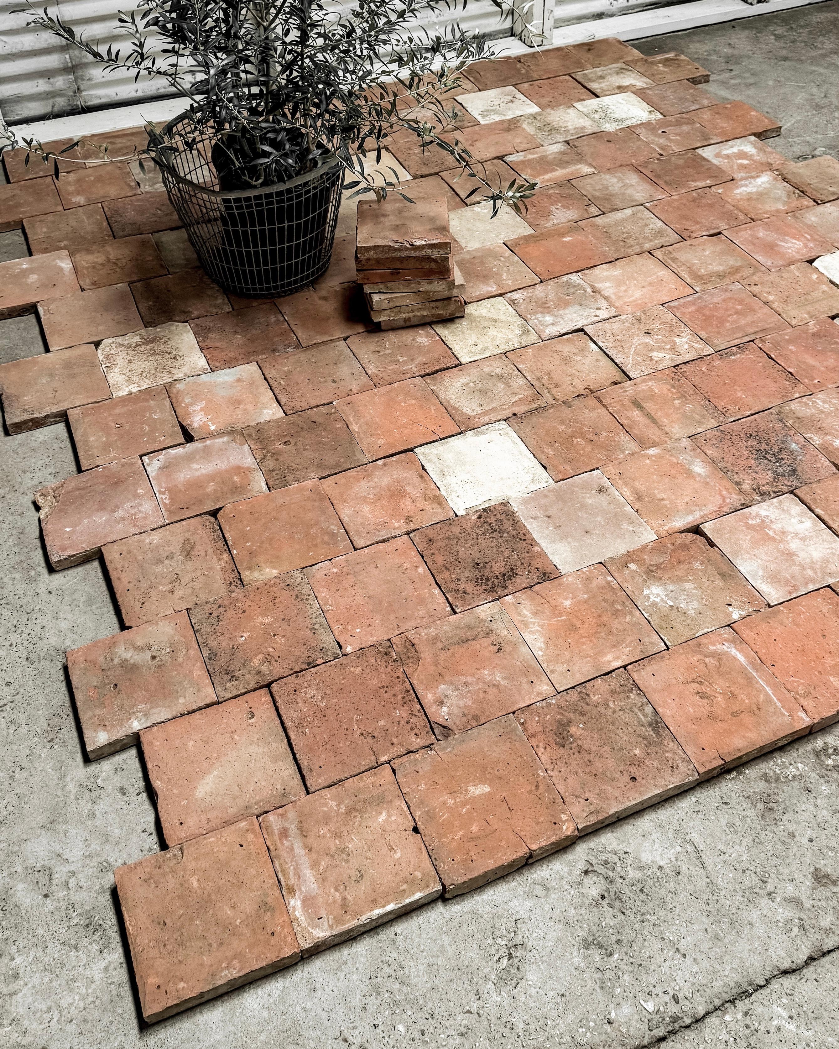 Francese Piastrelle in terracotta francese recuperate del XVIII secolo, 68 SF in vendita