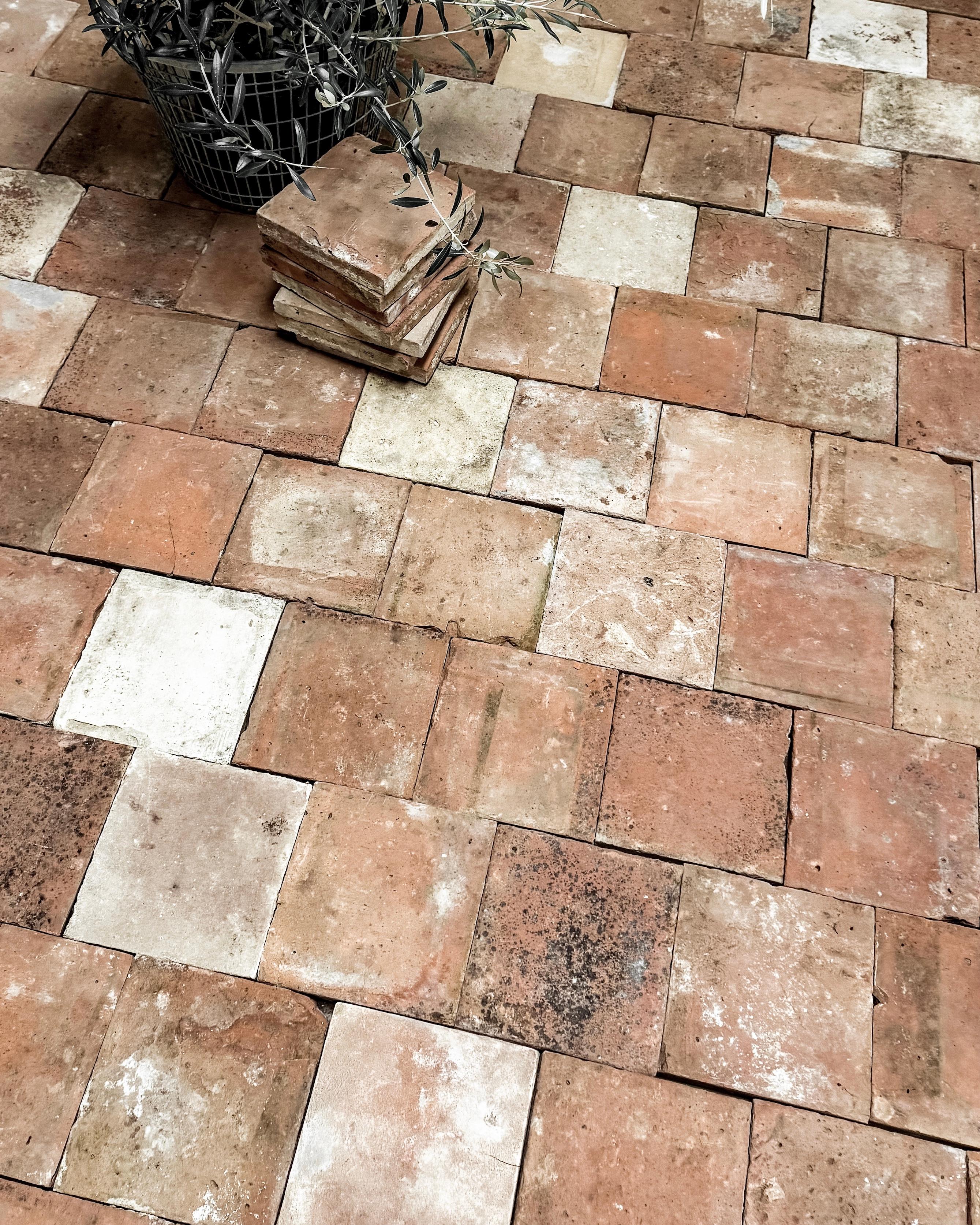 Fino al XVIII secolo Piastrelle in terracotta francese recuperate del XVIII secolo, 68 SF in vendita