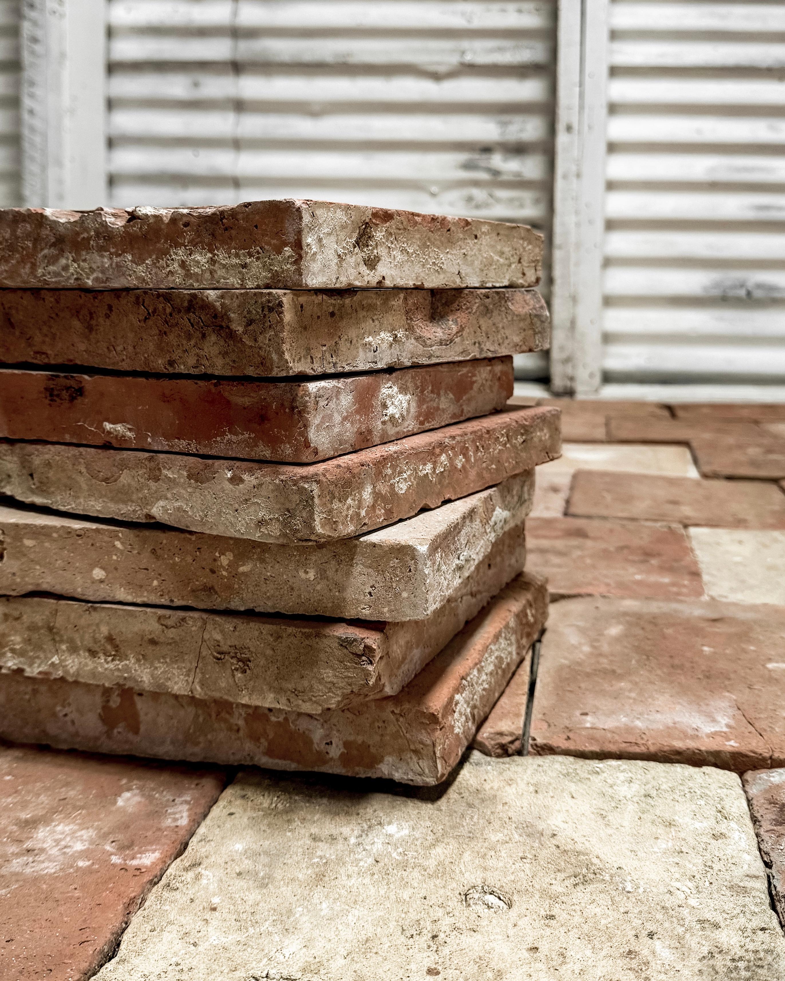Piastrelle in terracotta francese recuperate del XVIII secolo, 68 SF in vendita 1