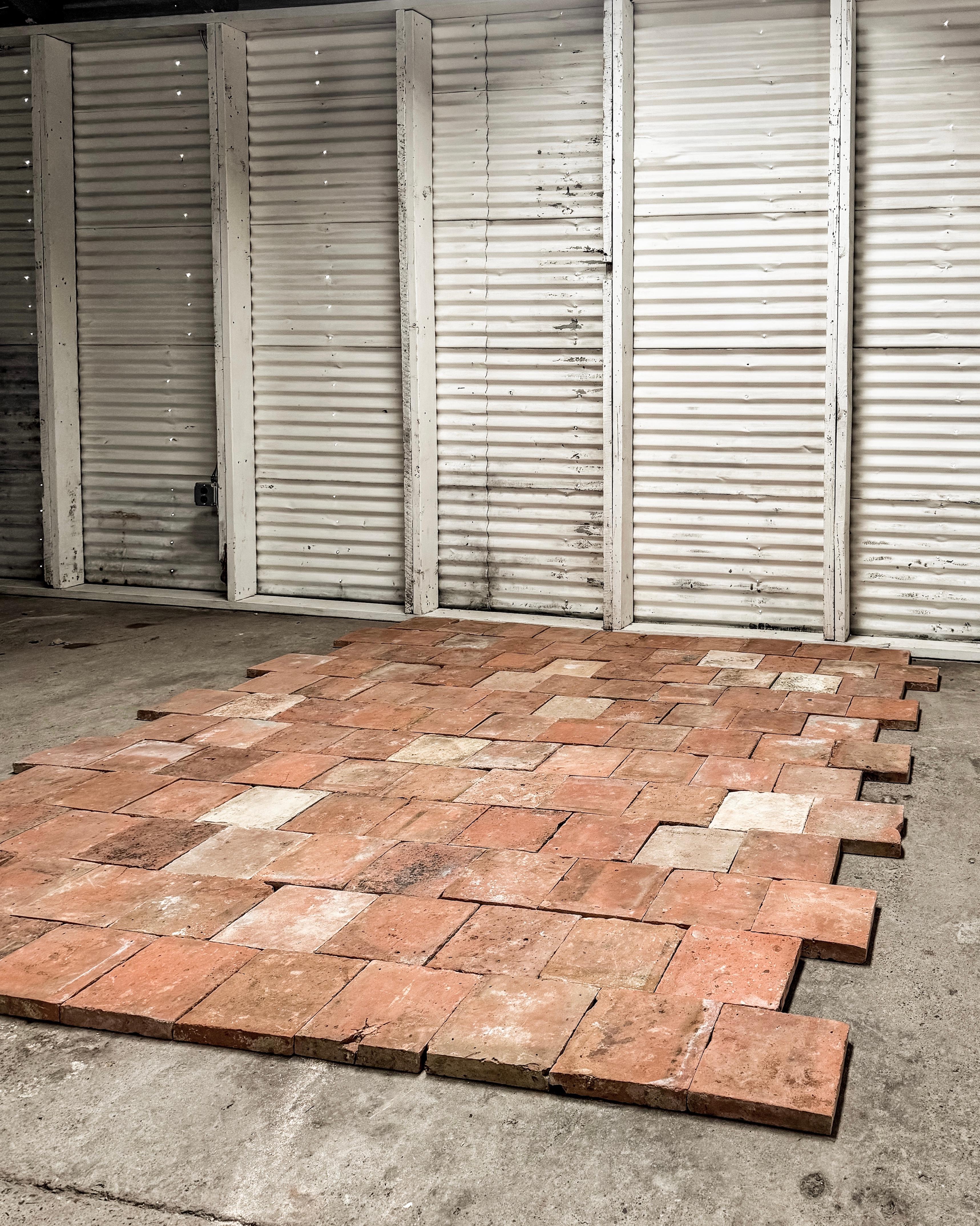 Piastrelle in terracotta francese recuperate del XVIII secolo, 68 SF in vendita 2