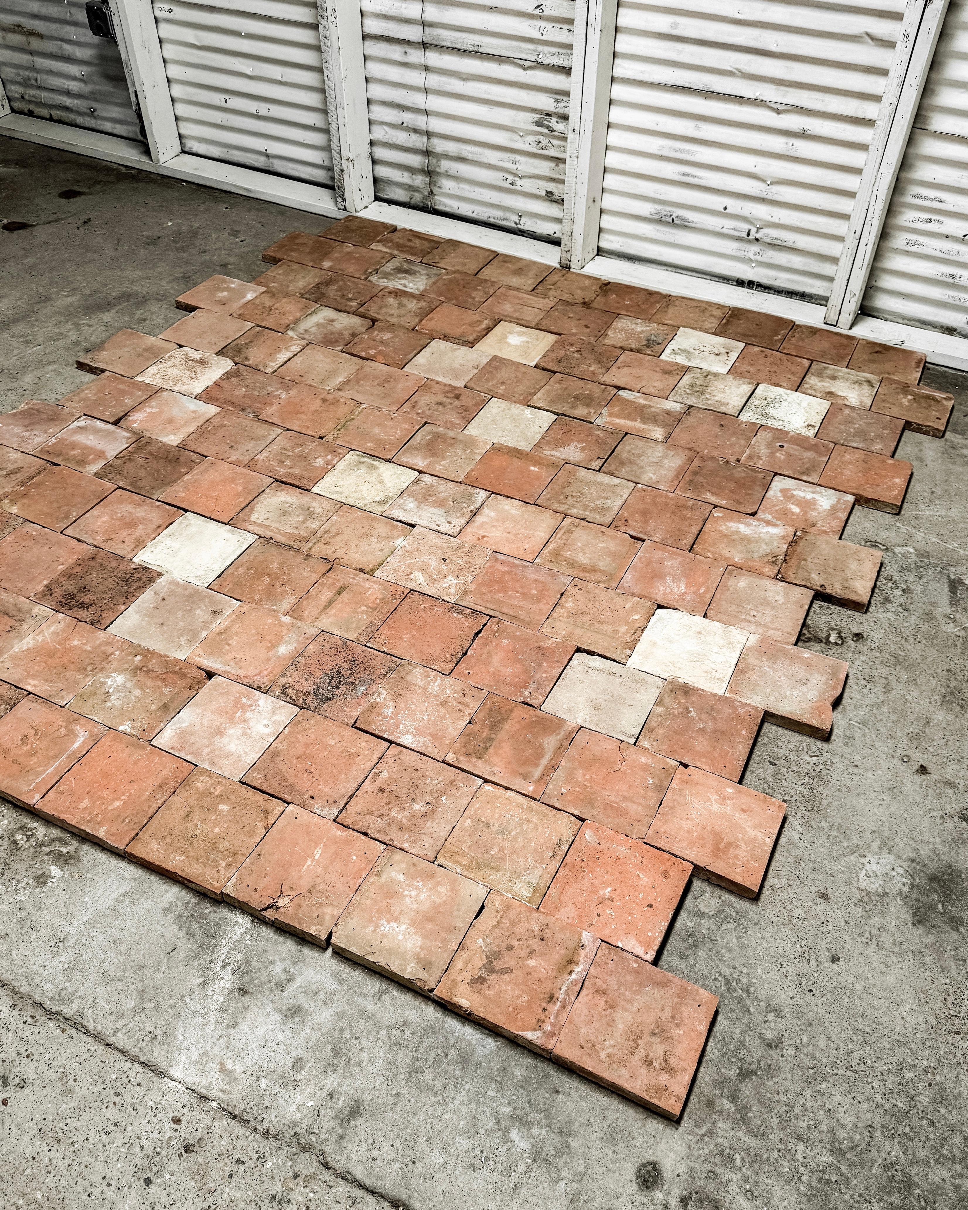 Piastrelle in terracotta francese recuperate del XVIII secolo, 68 SF in vendita 3