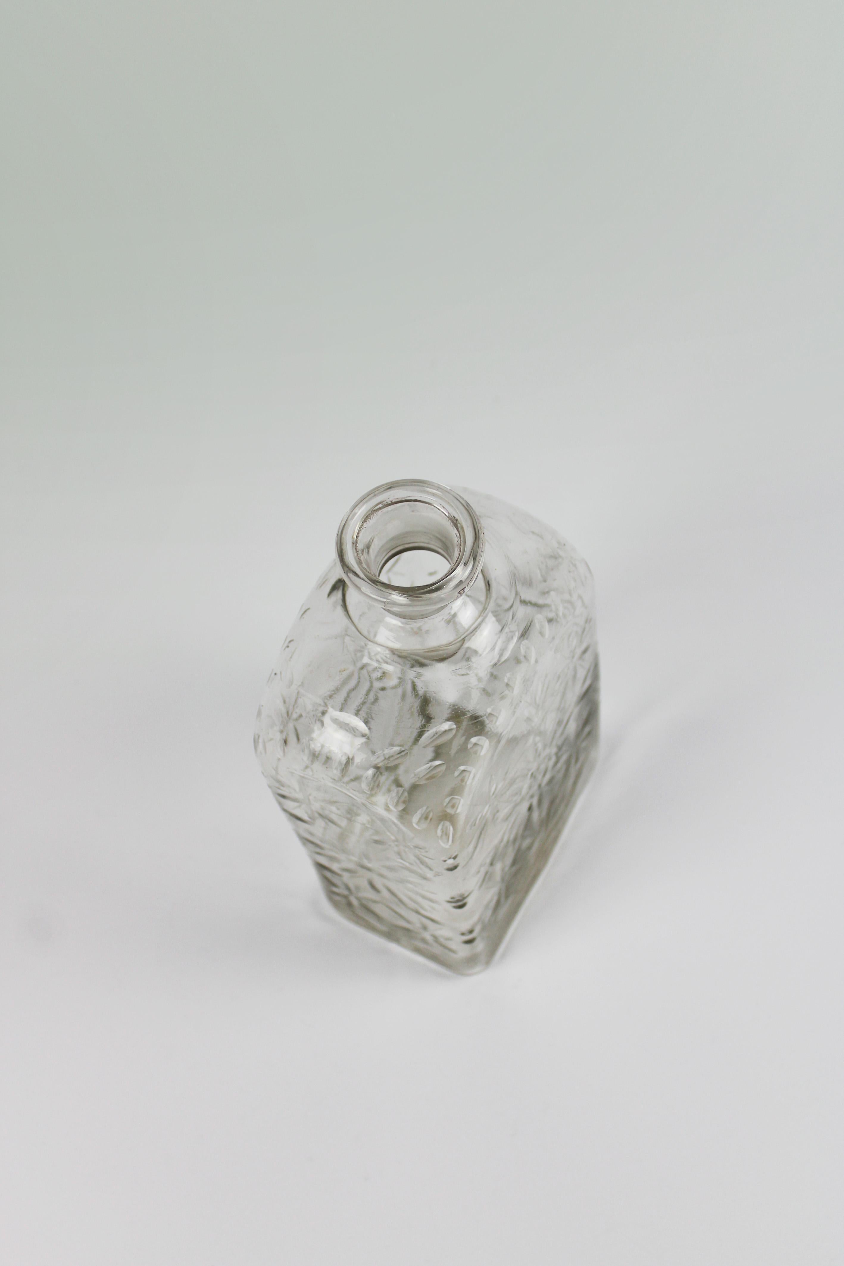 Voici une exquise carafe rectangulaire du XVIIIe siècle, fabriquée de main de maître en France dans le style Facon de Boheme. Cette pièce soufflée à la bouche présente des décorations gravées complexes sur toutes les faces, mettant en valeur