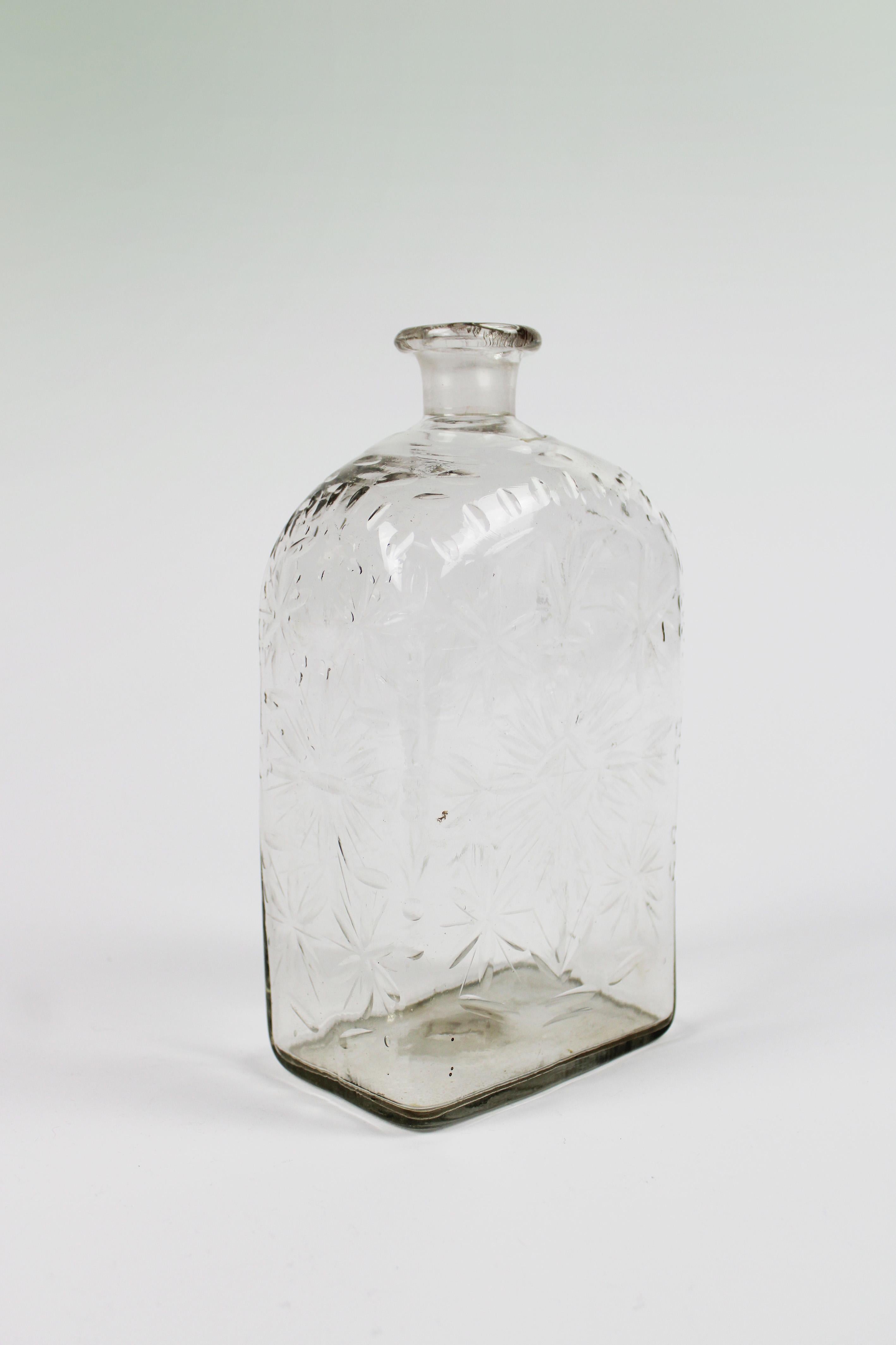 Louis XVI Carafe rectangulaire du 18e siècle Décoration gravée sur toutes les faces Bouche soufflée France en vente
