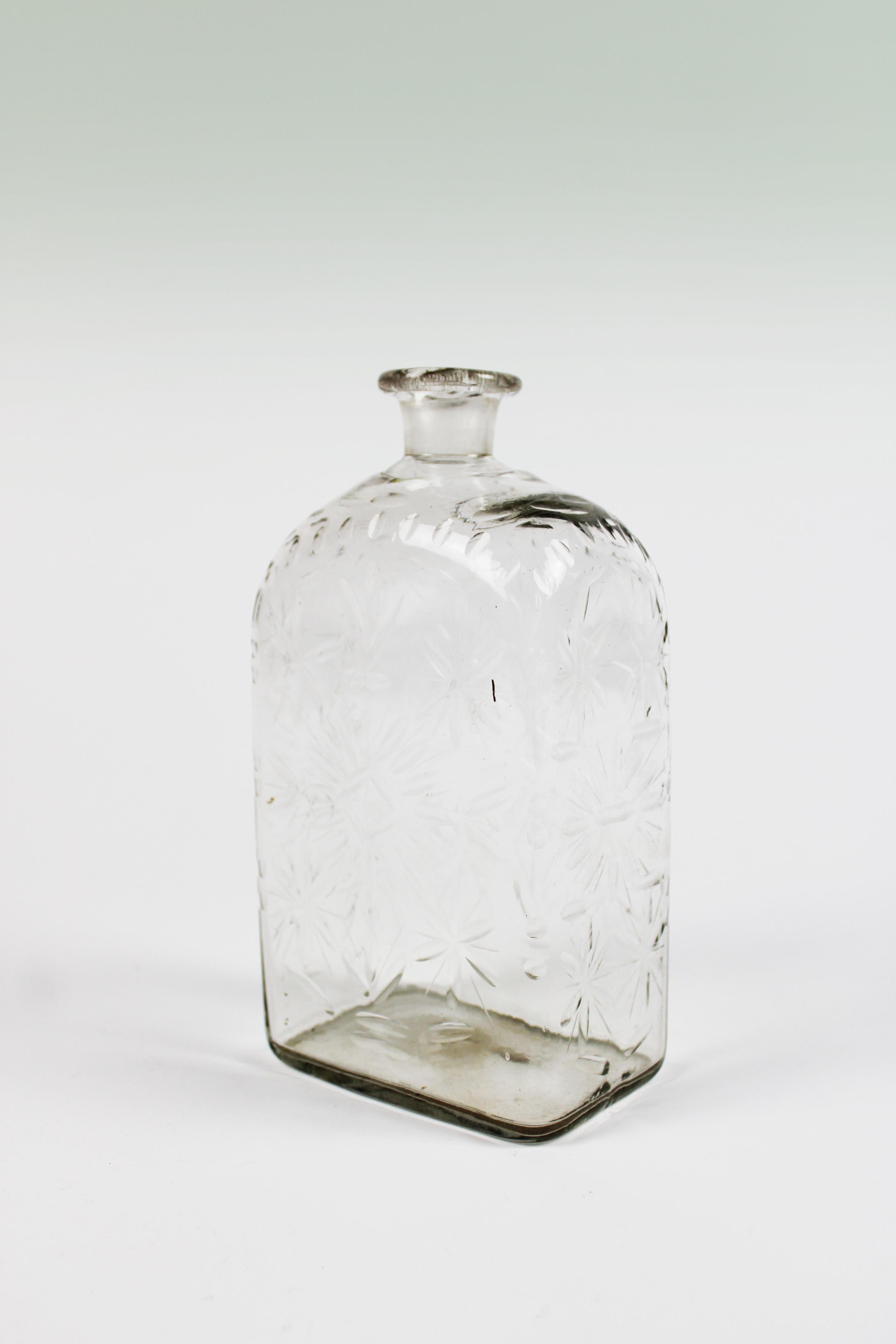 Français Carafe rectangulaire du 18e siècle Décoration gravée sur toutes les faces Bouche soufflée France en vente