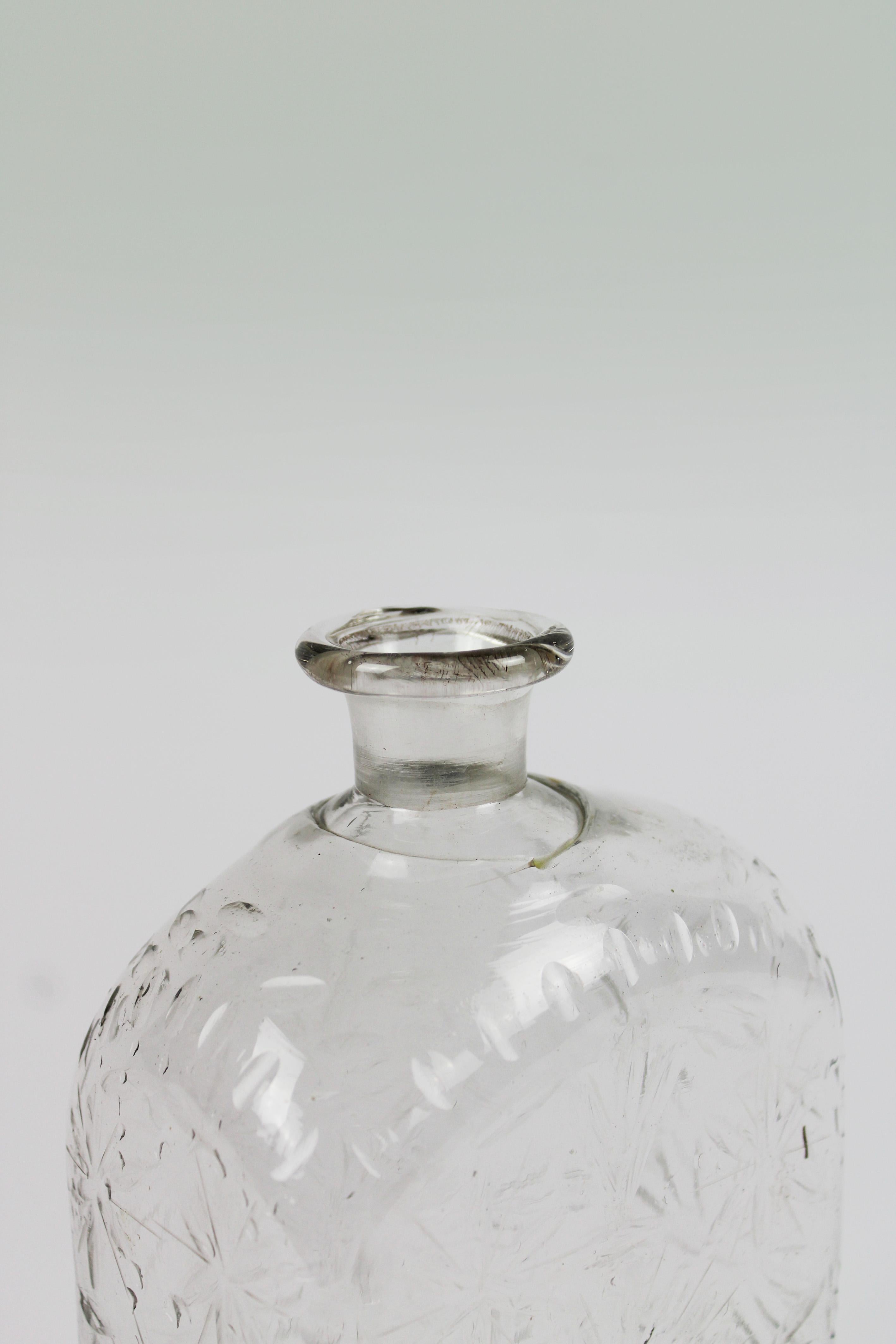 Fait main Carafe rectangulaire du 18e siècle Décoration gravée sur toutes les faces Bouche soufflée France en vente