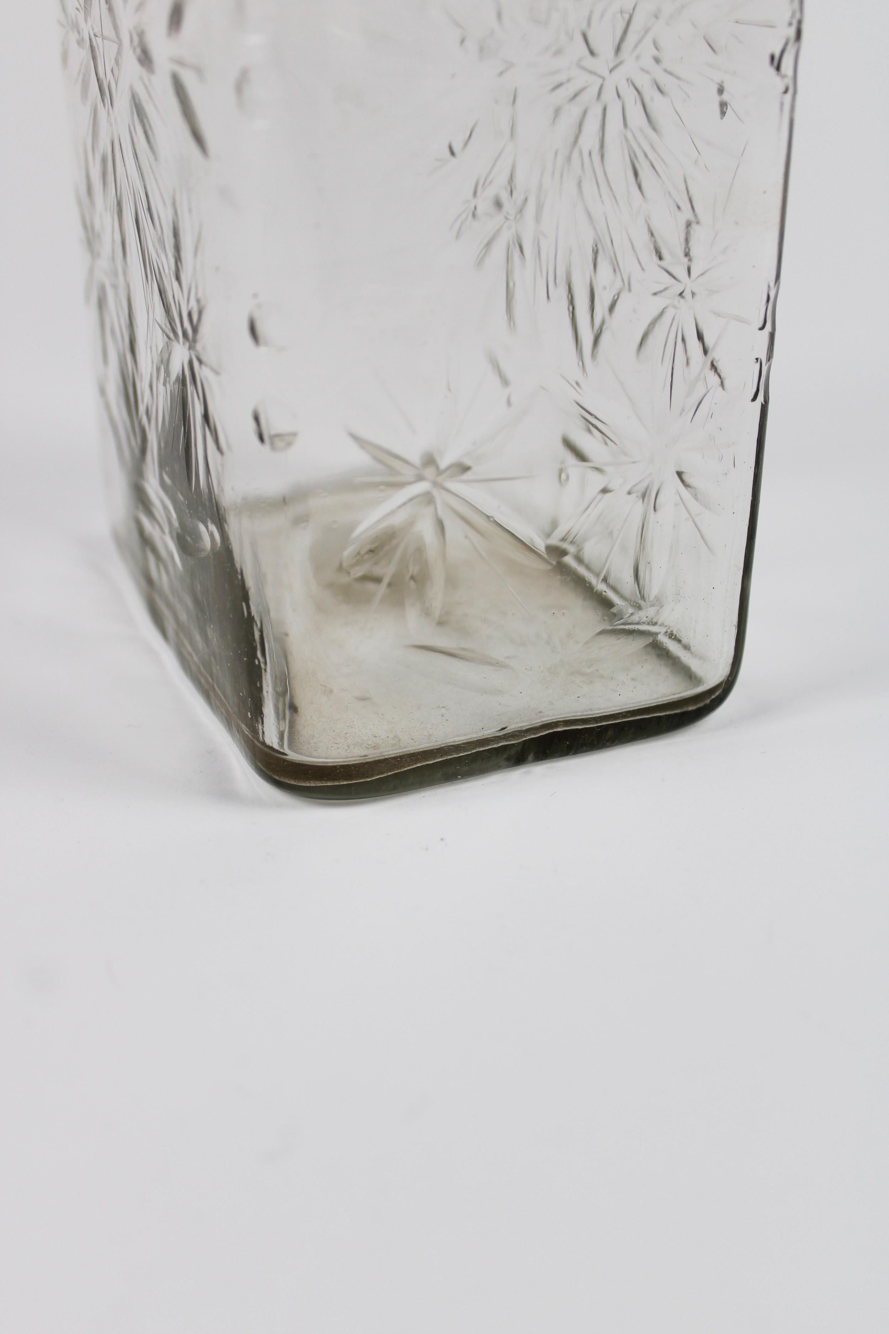 XVIIIe siècle Carafe rectangulaire du 18e siècle Décoration gravée sur toutes les faces Bouche soufflée France en vente