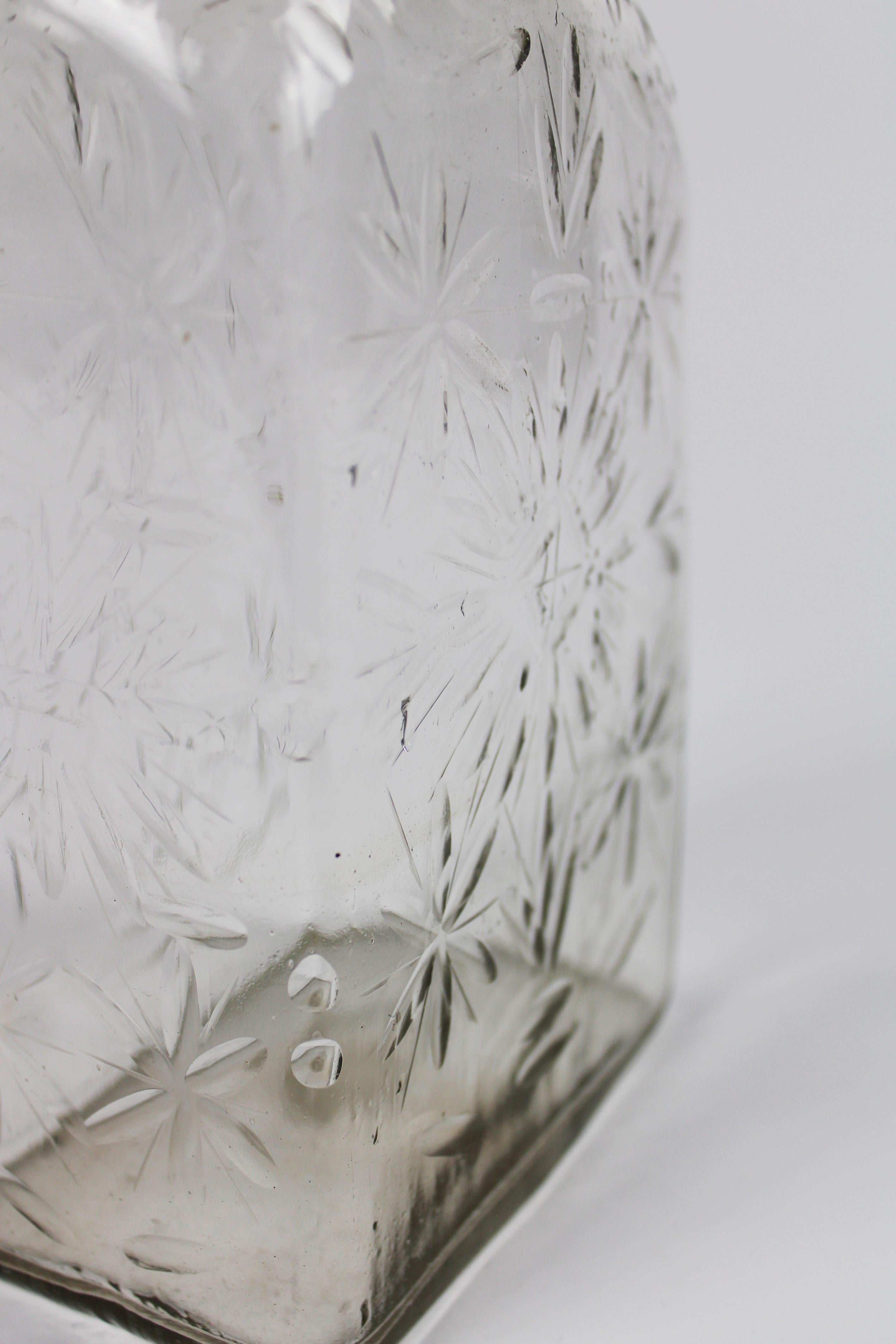 Verre taillé Carafe rectangulaire du 18e siècle Décoration gravée sur toutes les faces Bouche soufflée France en vente