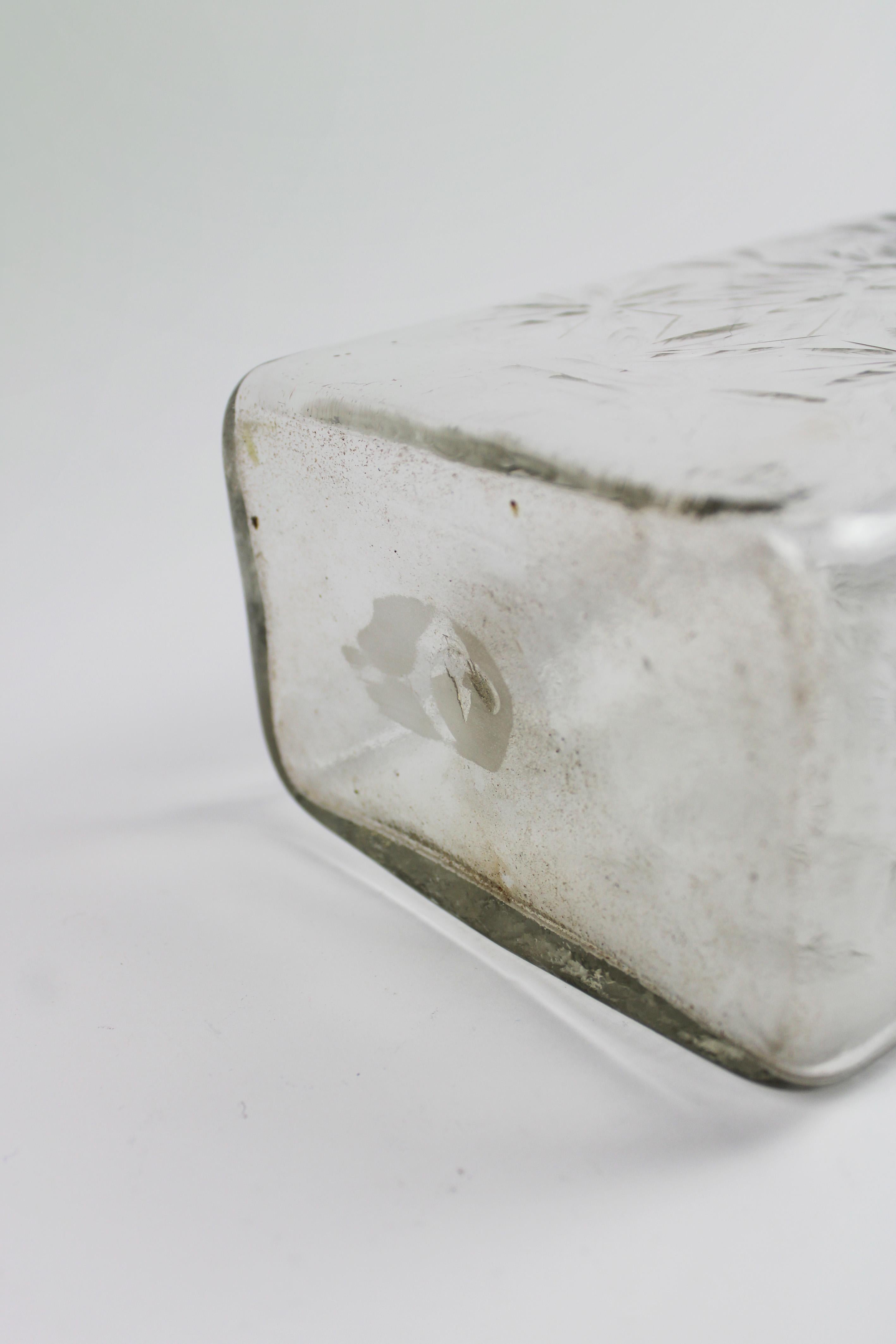 Carafe rectangulaire du 18e siècle Décoration gravée sur toutes les faces Bouche soufflée France en vente 1