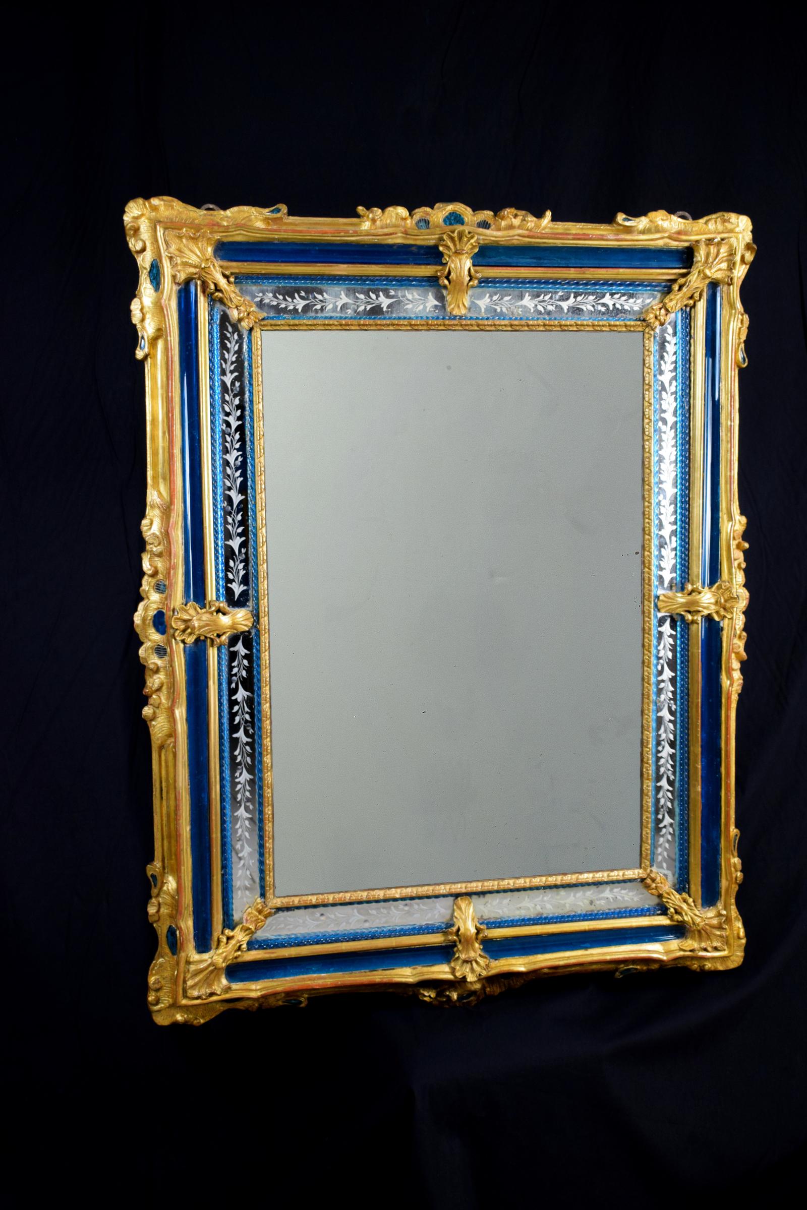 18th Century Rectangular Gilded Wood and Blue Glass Paste Venetian Wall Mirror (18. Jahrhundert und früher)