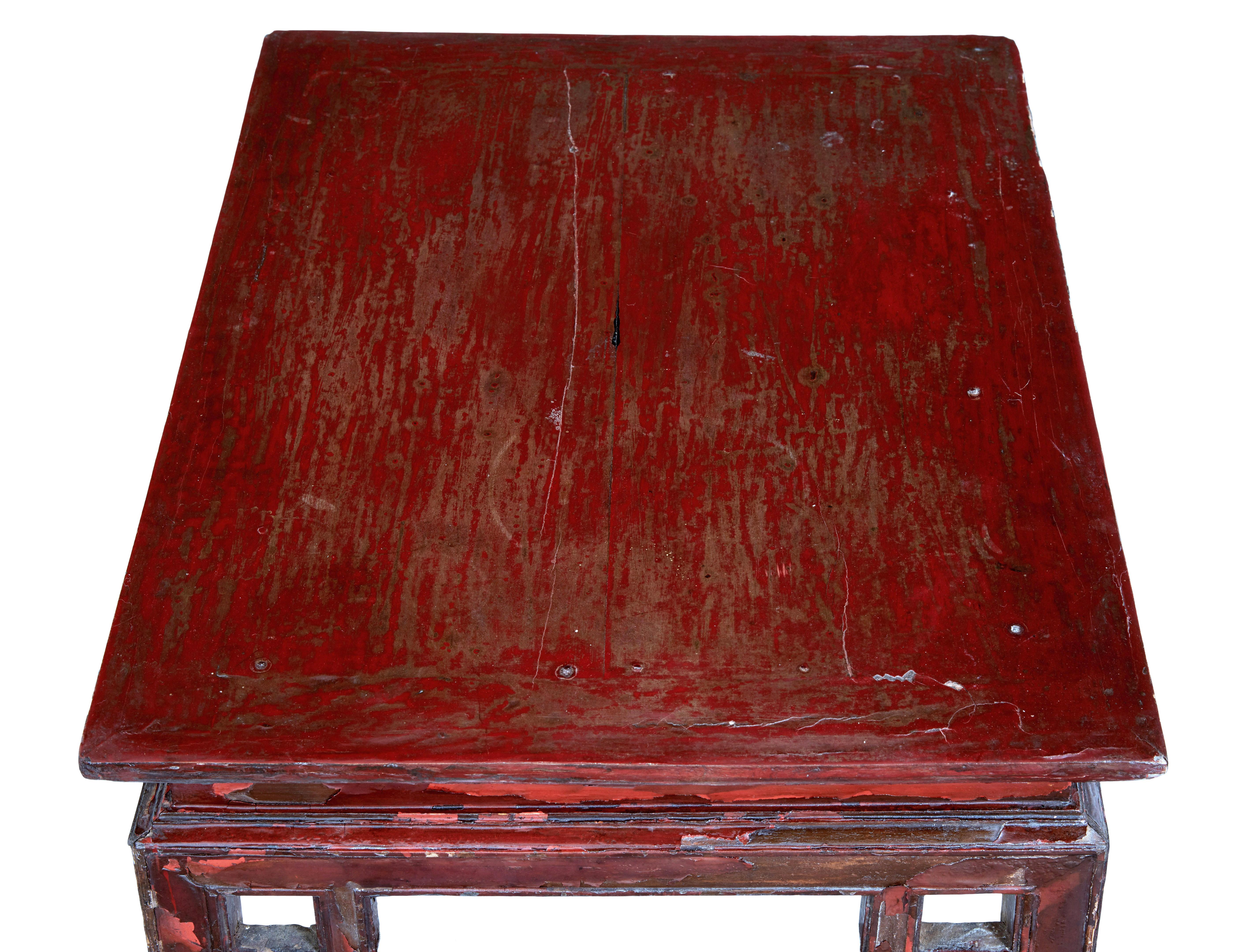 Bois de feuillus Table basse d'appoint en laque rouge du XVIIIe siècle en vente