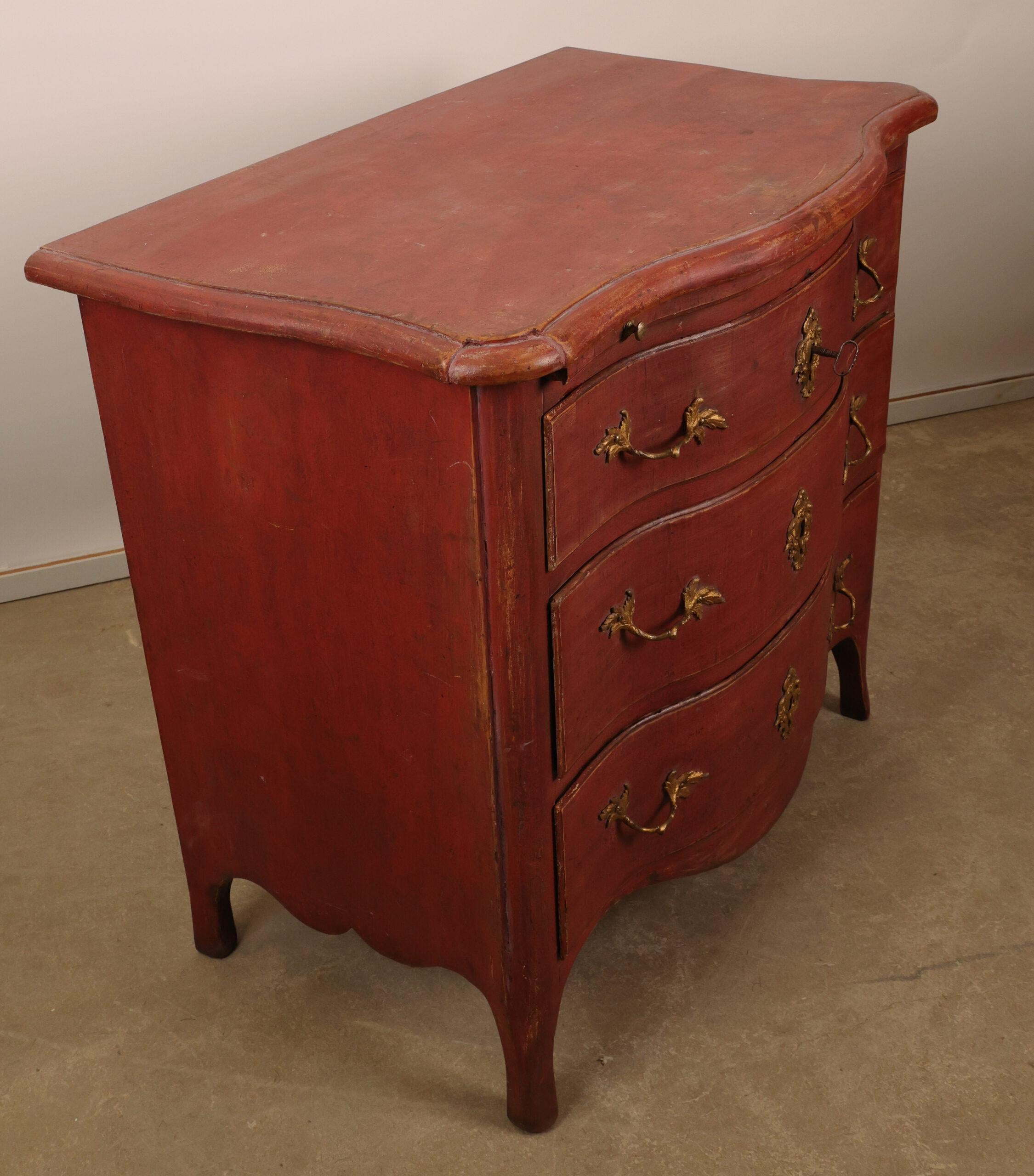 Suédois Commode rouge du XVIIIe siècle de style baroque tardif en vente