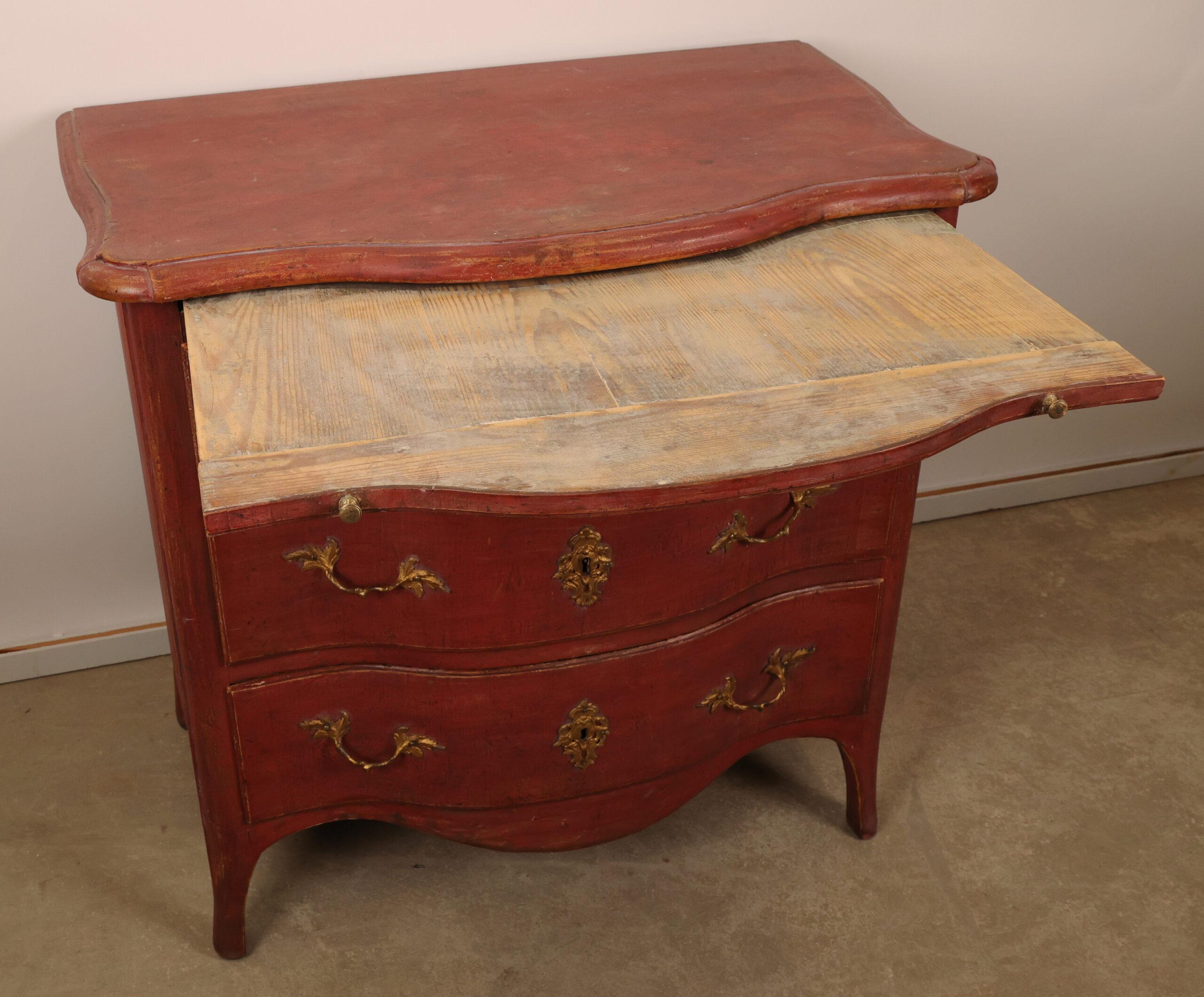 Milieu du XVIIIe siècle Commode rouge du XVIIIe siècle de style baroque tardif en vente