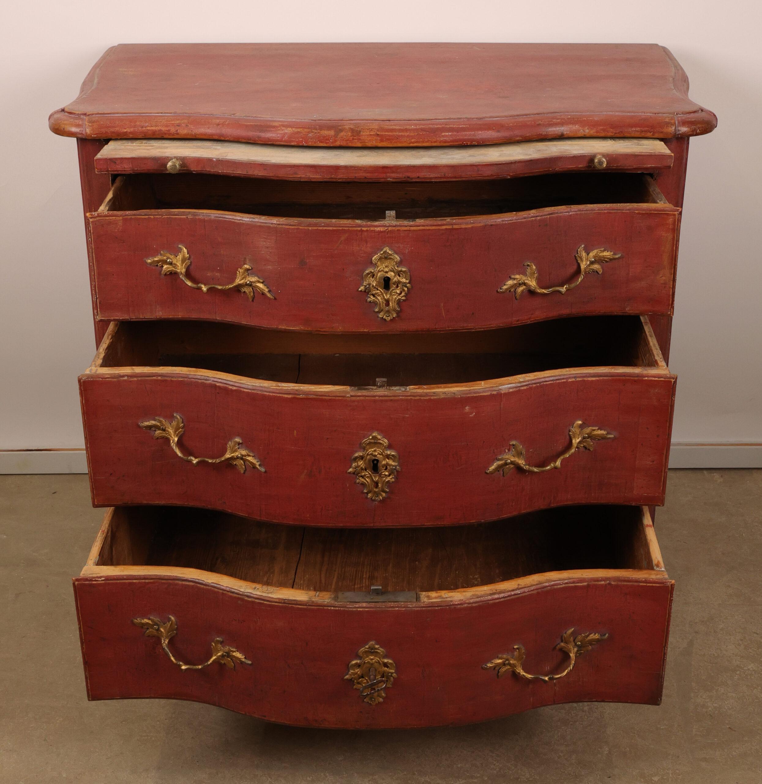 Pin Commode rouge du XVIIIe siècle de style baroque tardif en vente