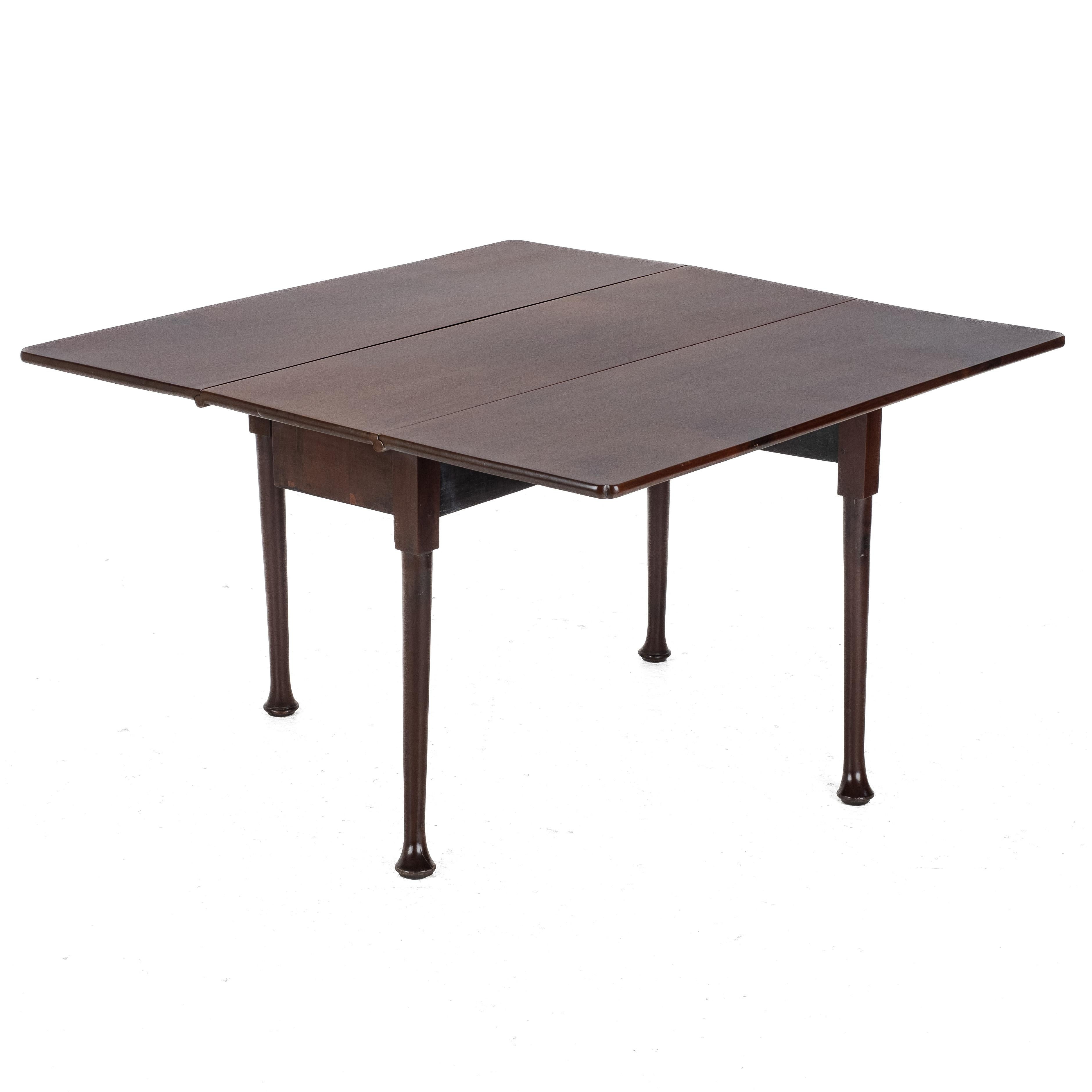 English Early c18th Walnut Drop-Leaf Dining Table, Pad Feet, Queen Anne Georgian Period For Sale