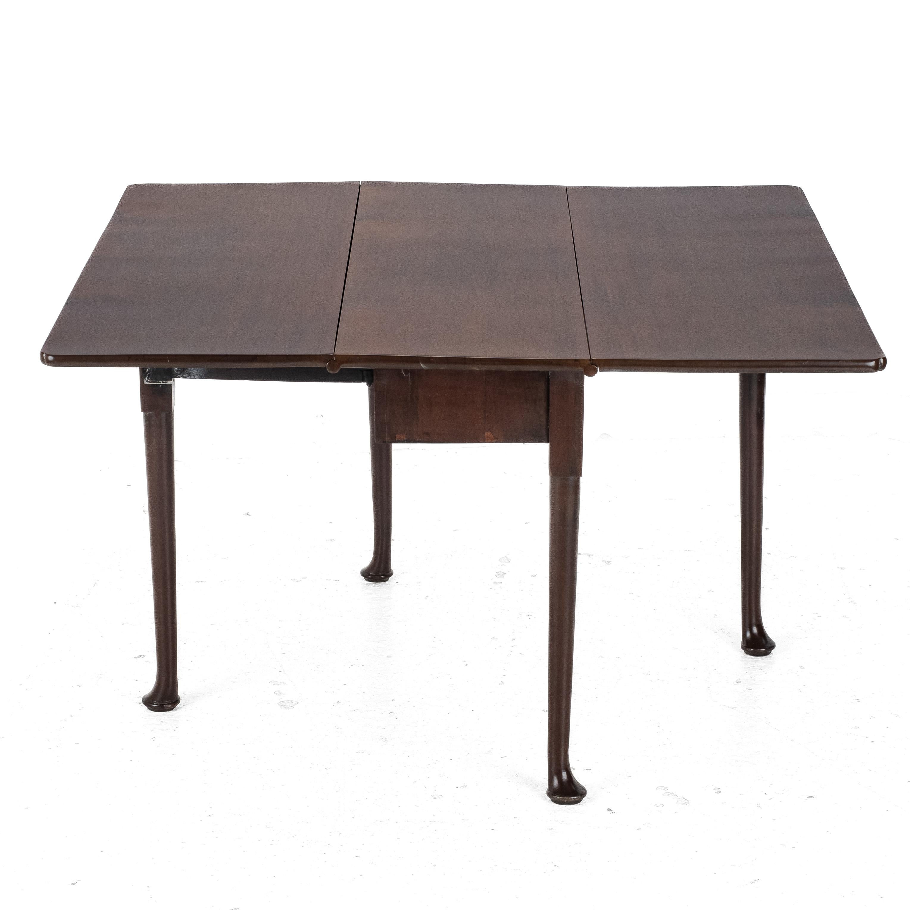 Early c18th Walnut Drop-Leaf Dining Table, Pad Feet, Queen Anne Georgian Period In Good Condition For Sale In Leeds, GB