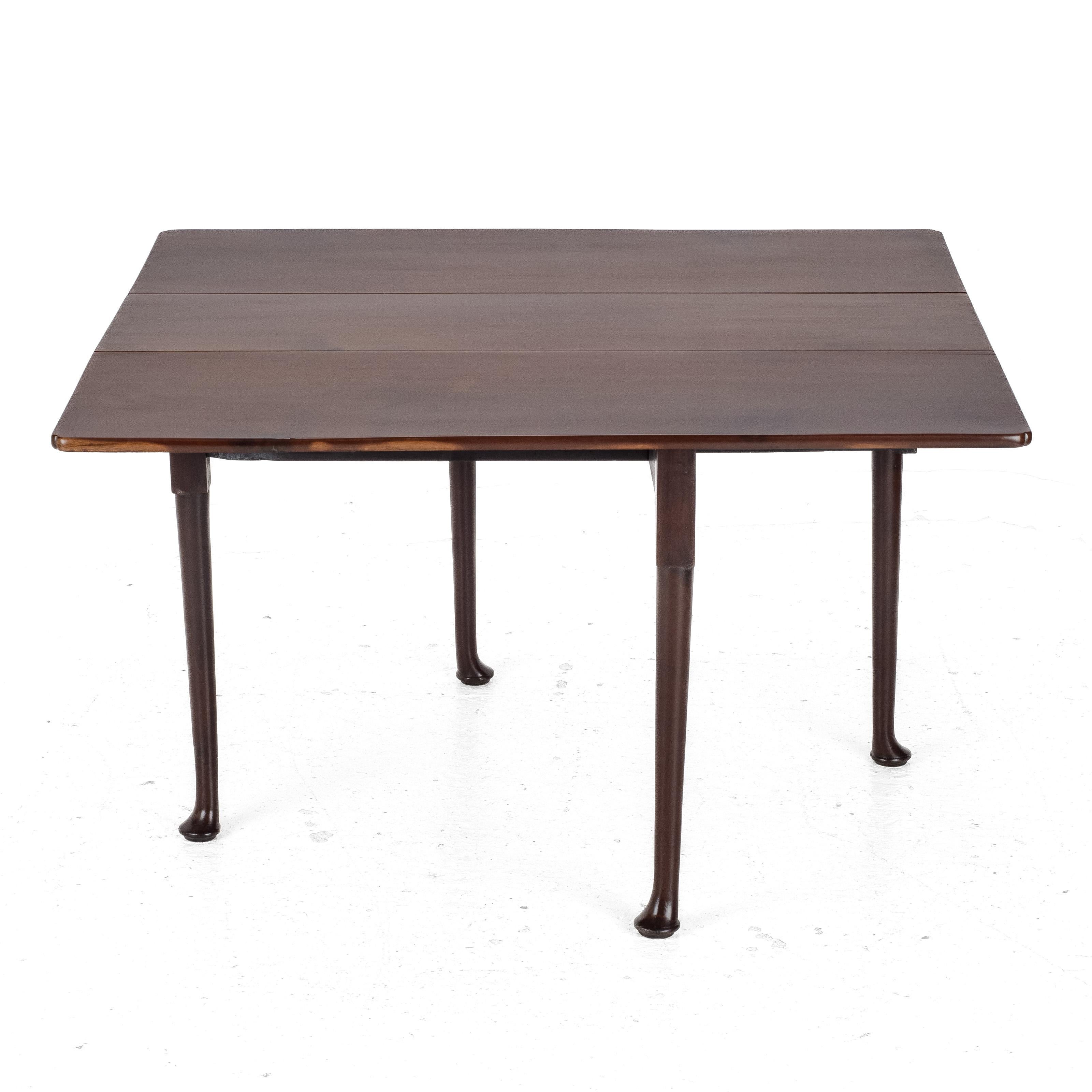 Early c18th Walnut Drop-Leaf Dining Table, Pad Feet, Queen Anne Georgian Period For Sale 2