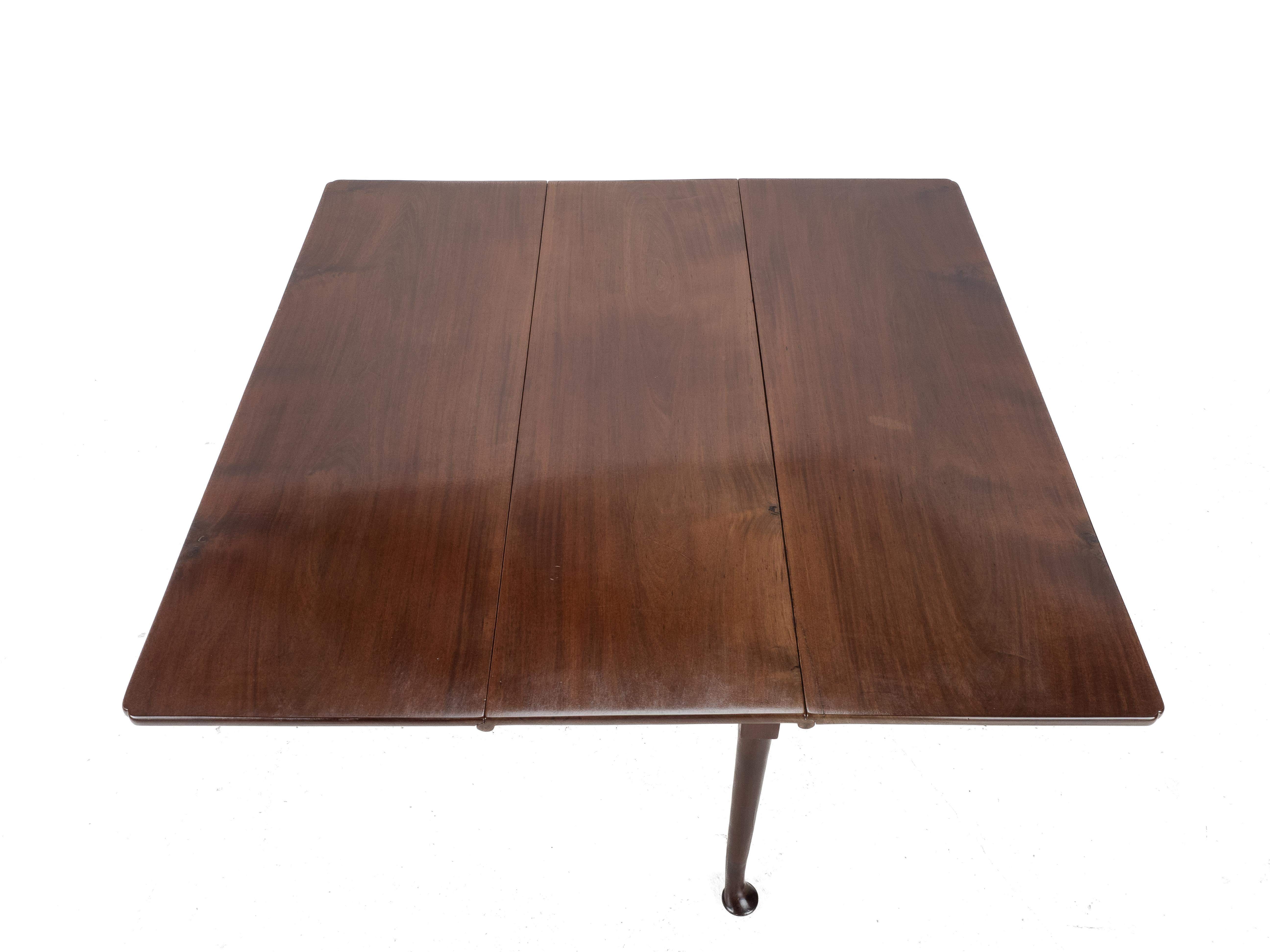 Early c18th Walnut Drop-Leaf Dining Table, Pad Feet, Queen Anne Georgian Period For Sale 4