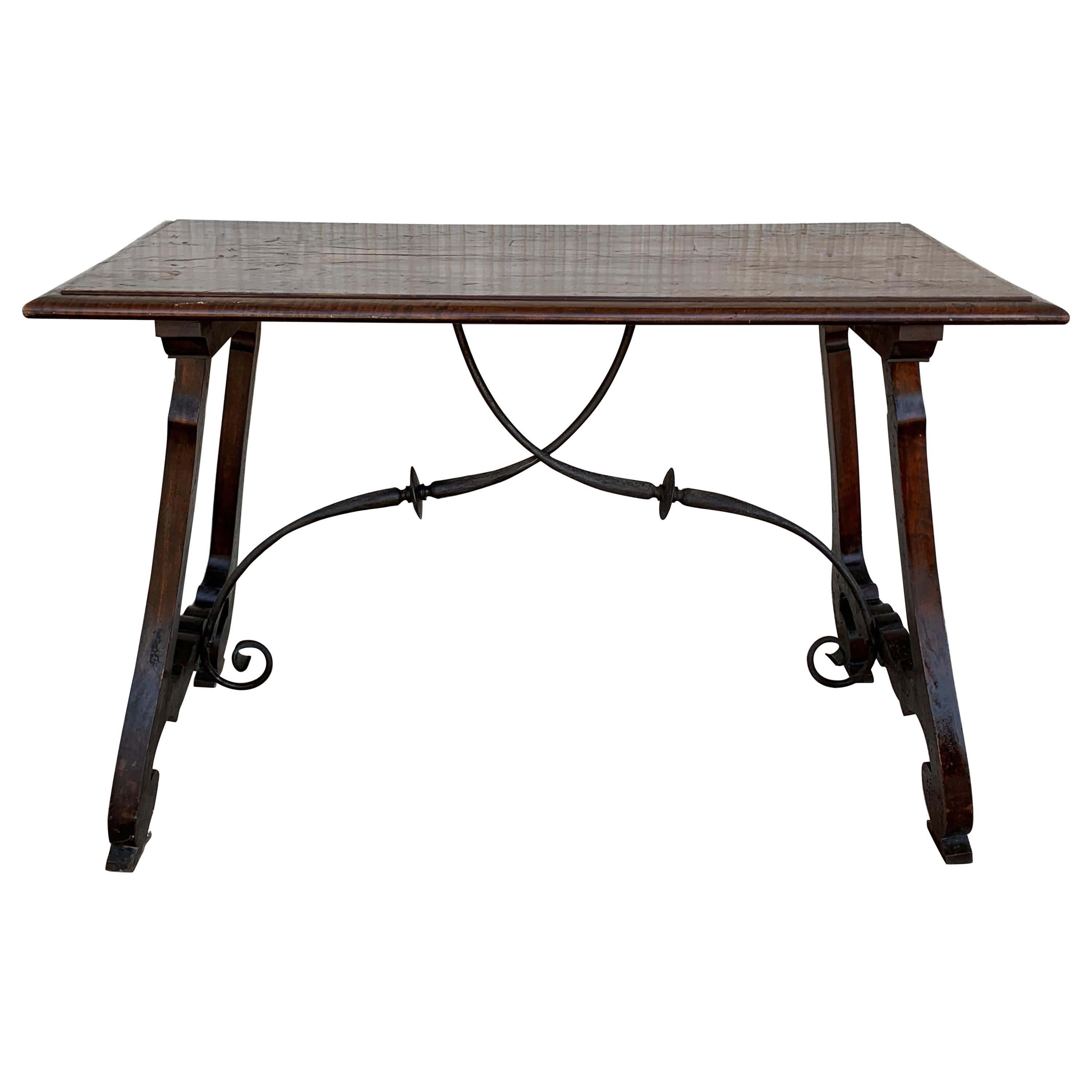 Mesa española de refectorio del siglo XVIII con patas de lira y montante de hierro