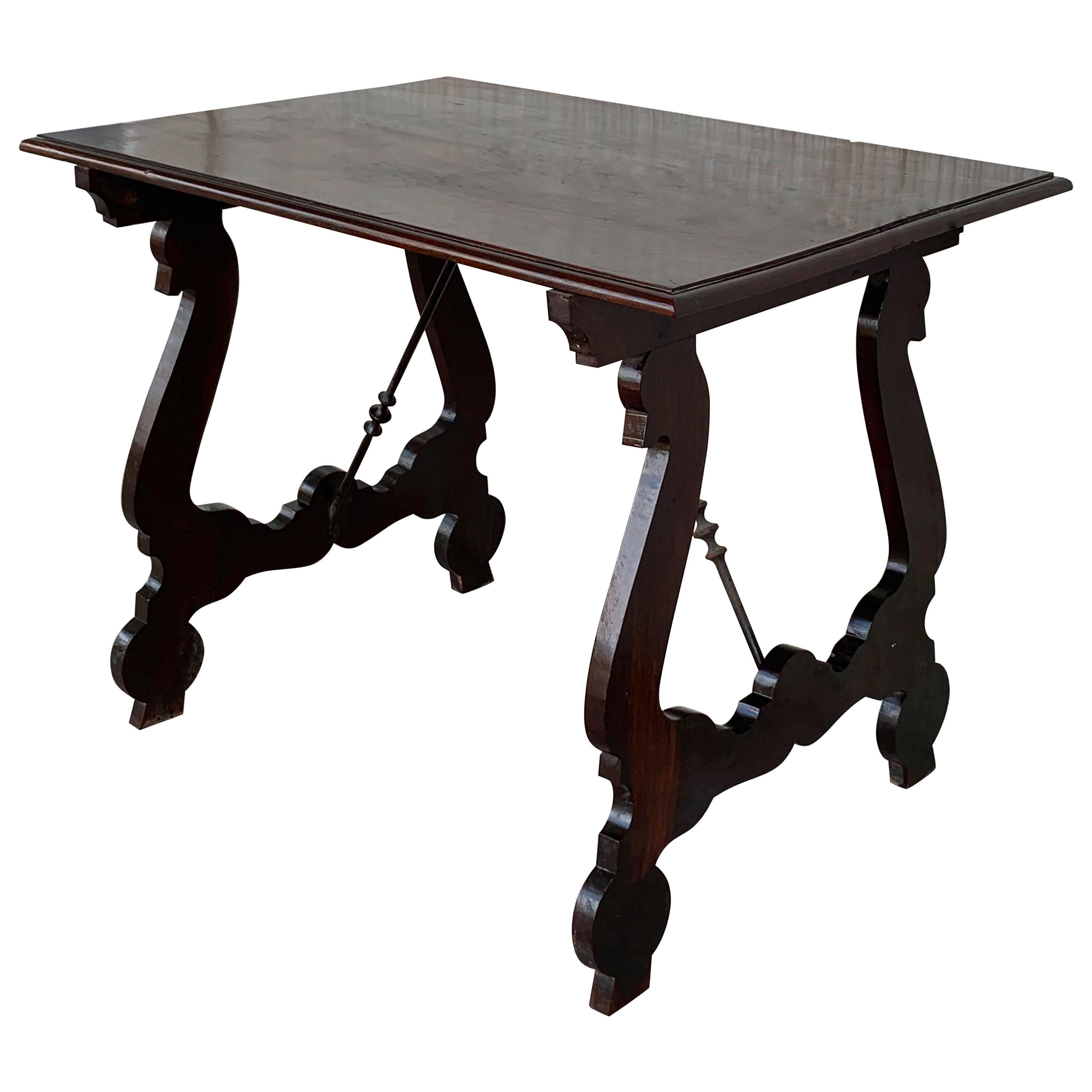 Table de réfectoire espagnole du 18ème siècle avec pieds en forme de lyre et traverse en fer en vente