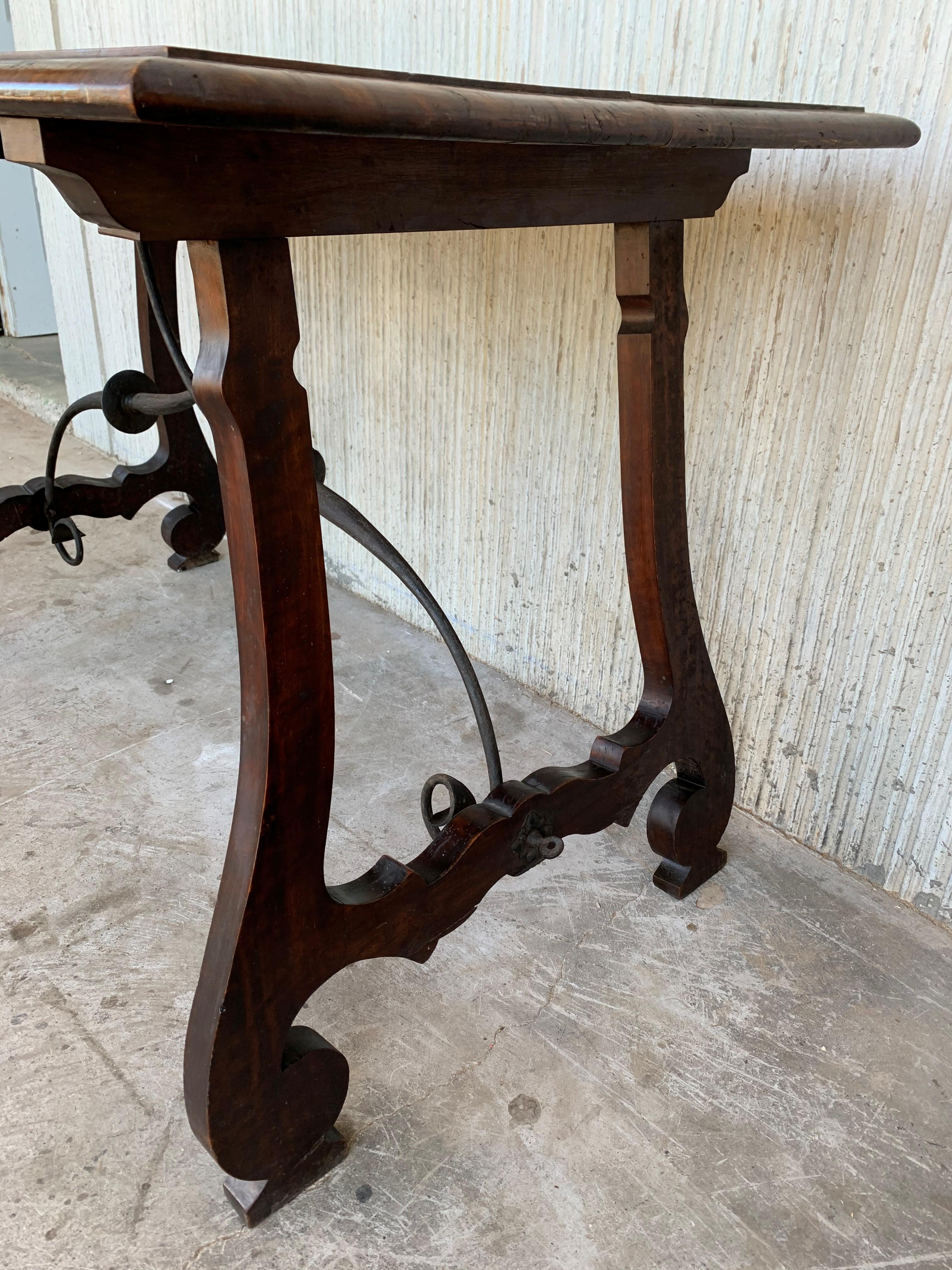 Table de réfectoire espagnole du 18ème siècle avec pieds en forme de lyre et traverse en fer extensible en vente 3